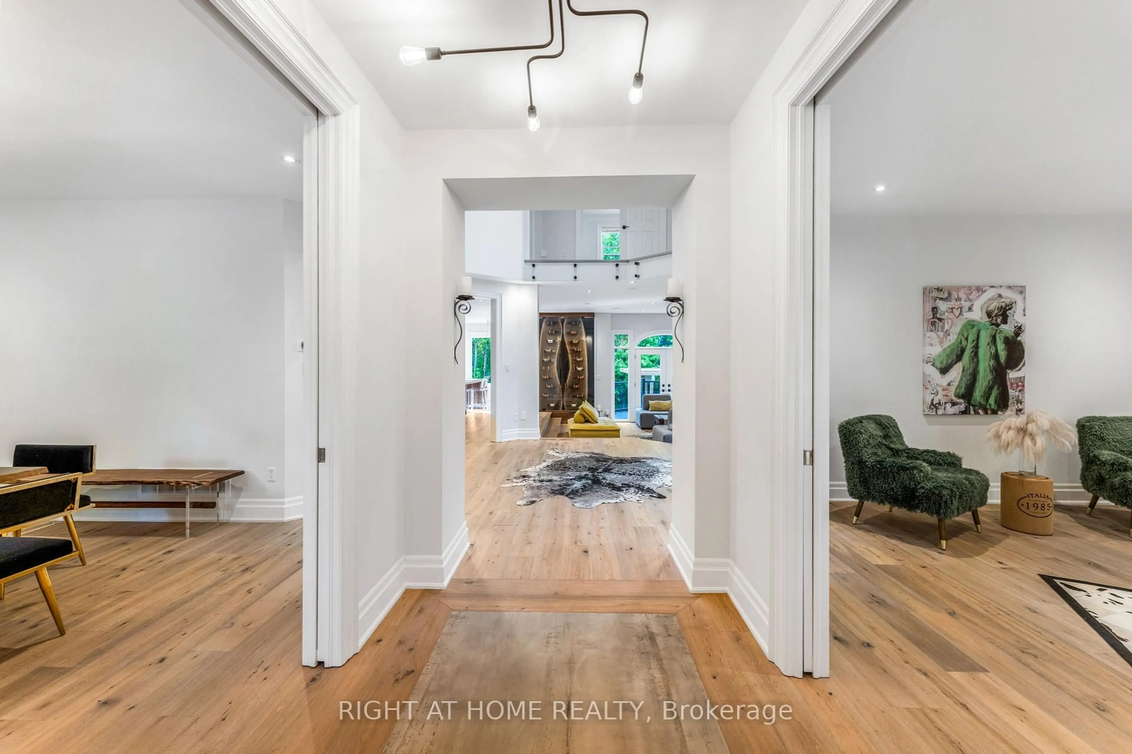 Indoor entryway for 100 Willis Dr, Aurora Ontario L4G 7M4