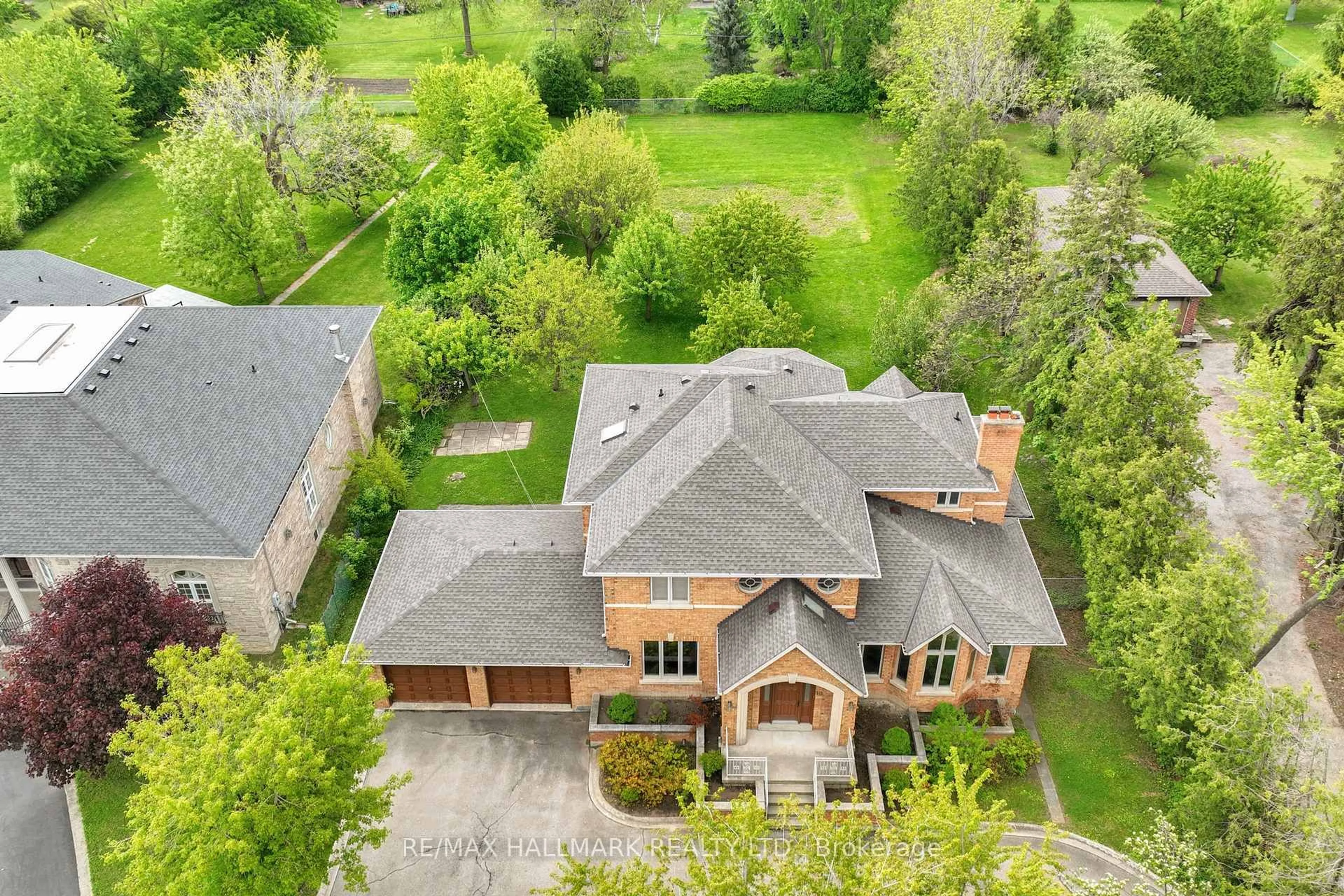 A pic from outside/outdoor area/front of a property/back of a property/a pic from drone, street for 19 Hillside Ave, Vaughan Ontario L4K 1W9