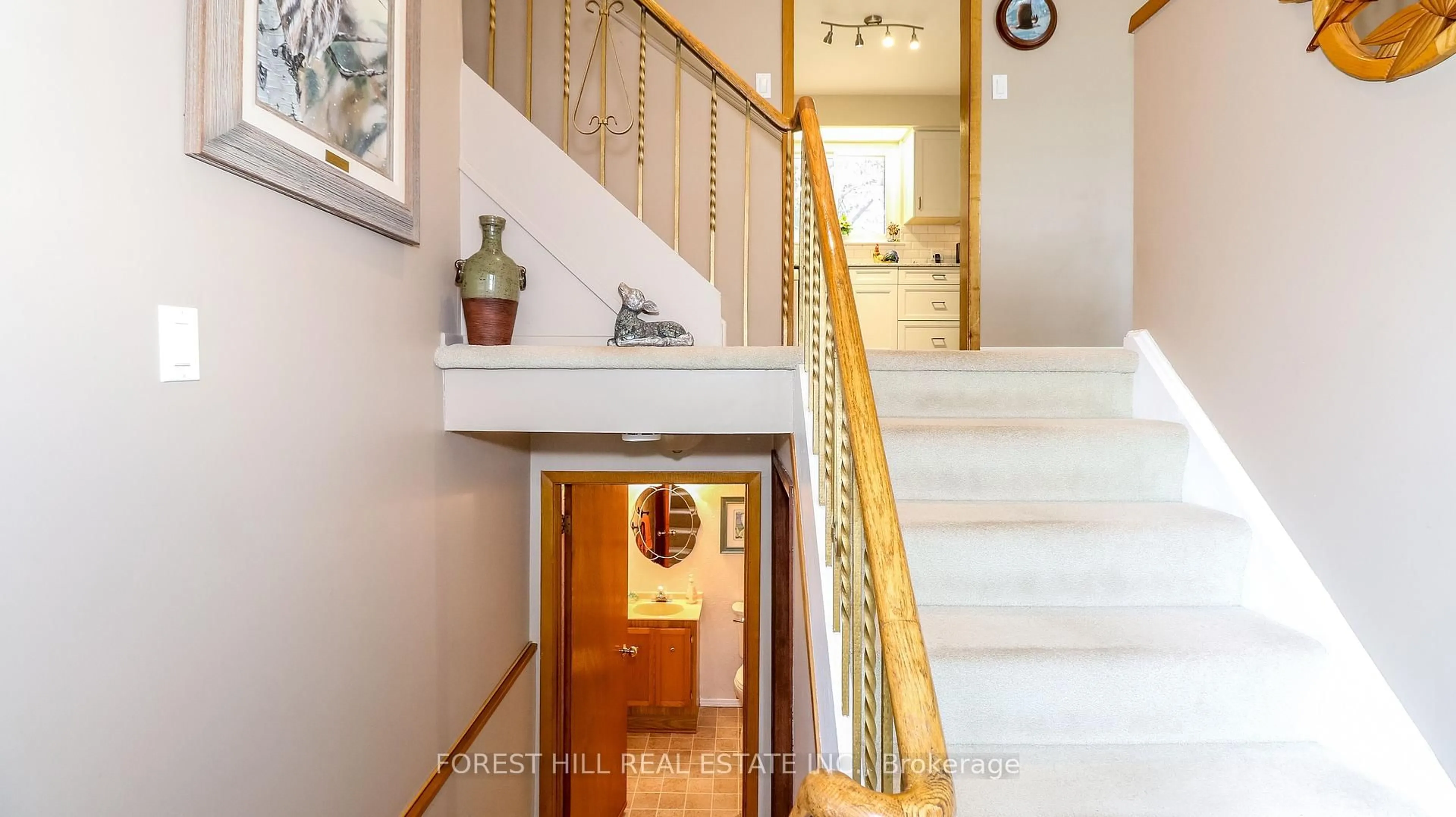 Indoor foyer for 855 Three Seasons Dr, Newmarket Ontario L3Y 2B7
