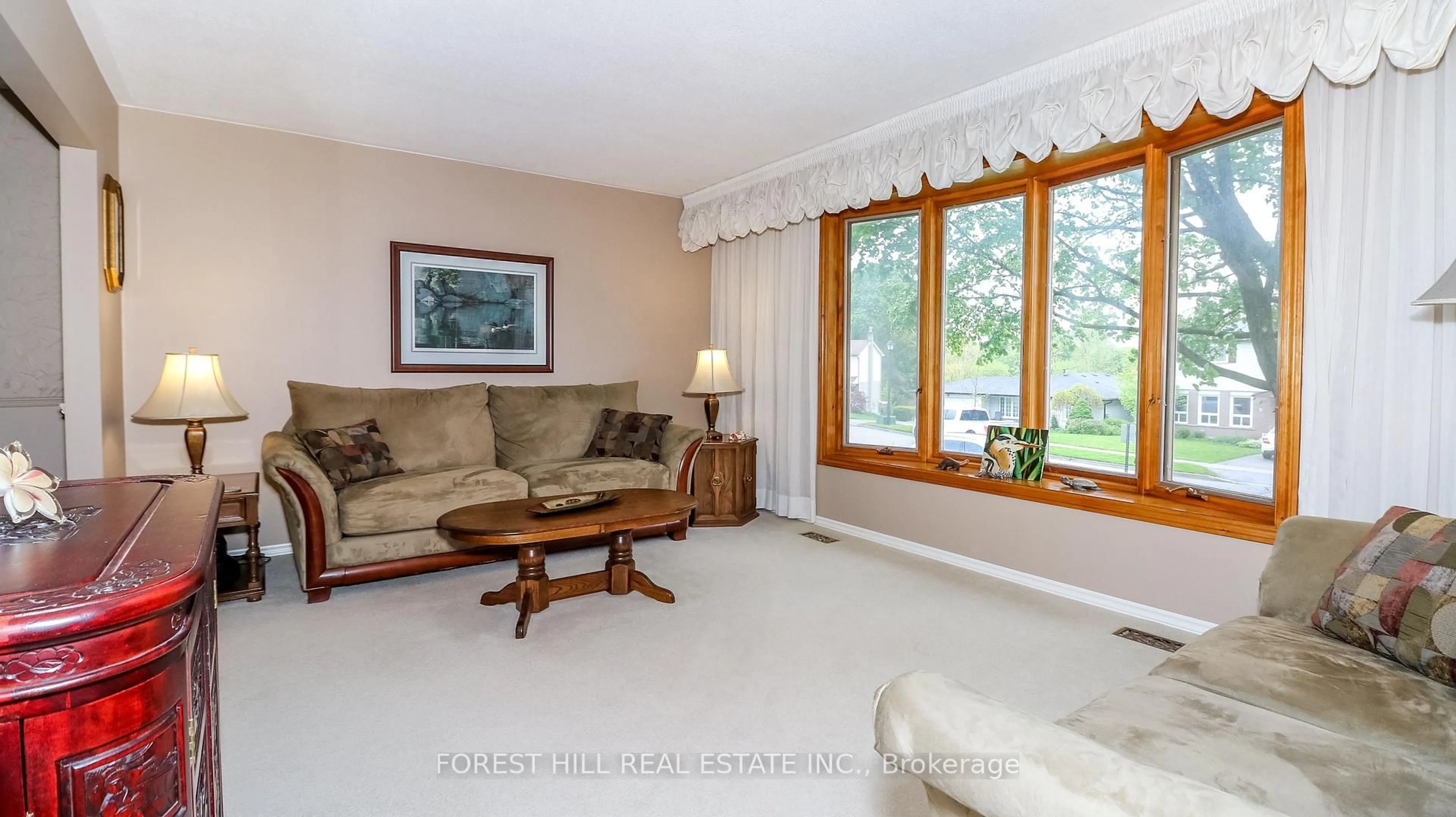 Living room with furniture, unknown for 855 Three Seasons Dr, Newmarket Ontario L3Y 2B7