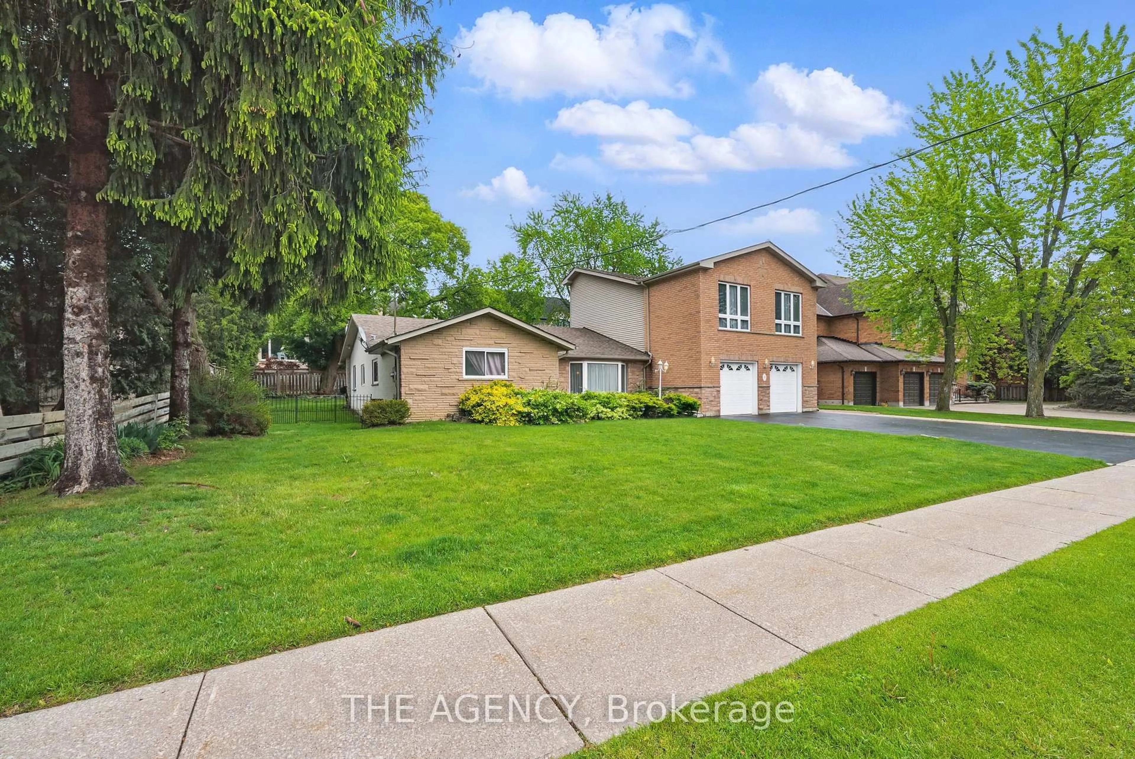 A pic from outside/outdoor area/front of a property/back of a property/a pic from drone, street for 55 Denham Dr, Richmond Hill Ontario L4C 6H8