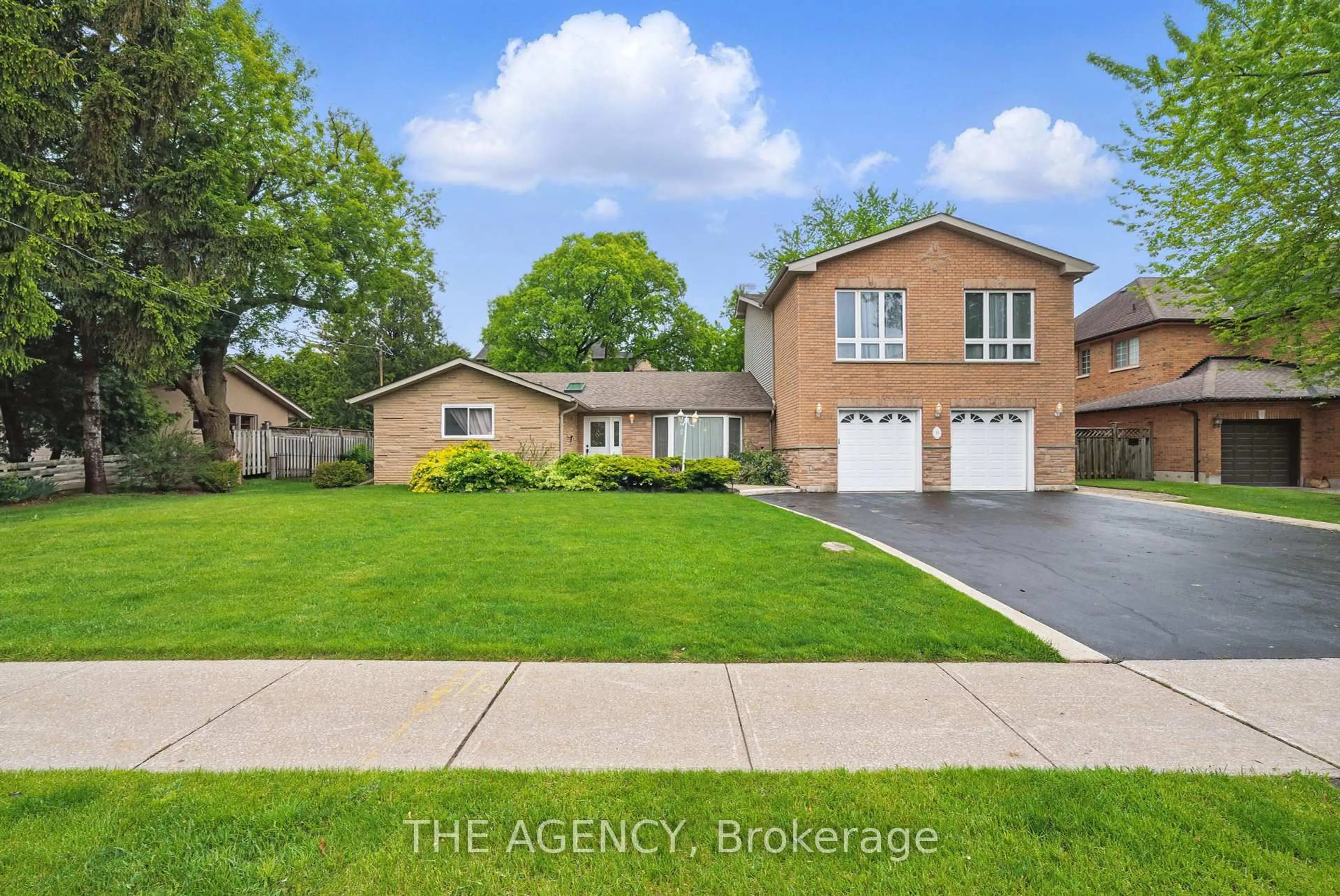 A pic from outside/outdoor area/front of a property/back of a property/a pic from drone, street for 55 Denham Dr, Richmond Hill Ontario L4C 6H8