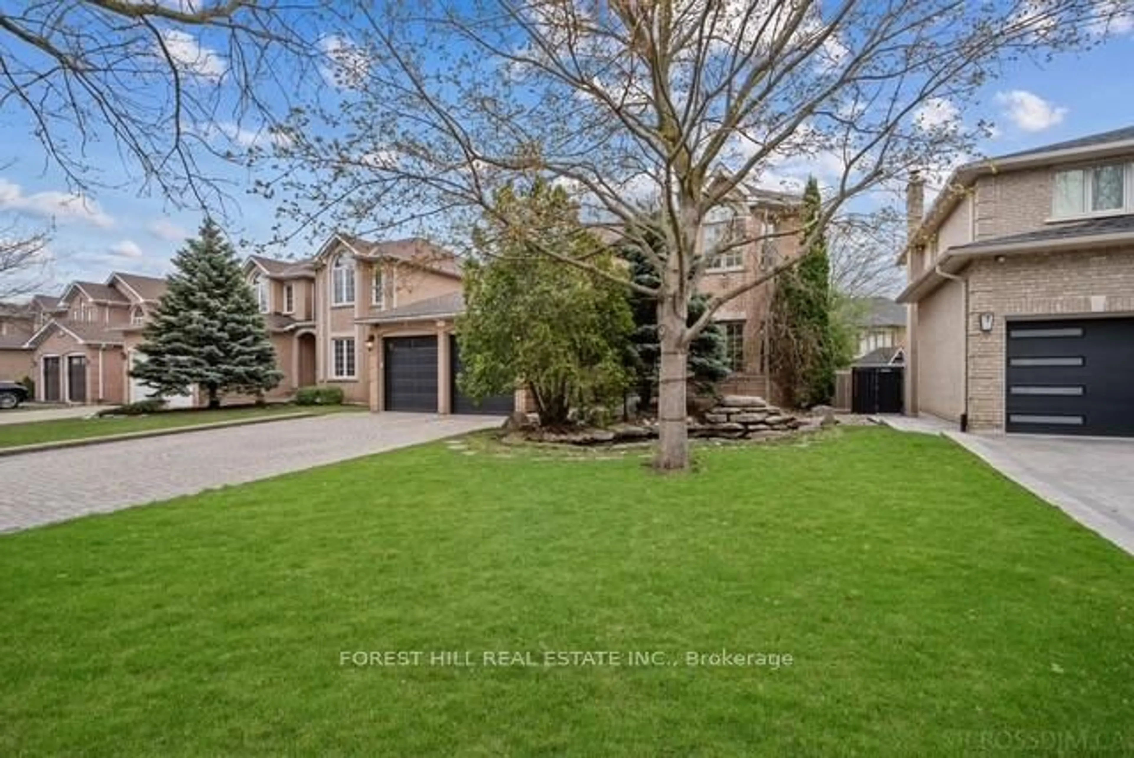 A pic from outside/outdoor area/front of a property/back of a property/a pic from drone, street for 55 Direzze Crt, Richmond Hill Ontario L4C 0C6
