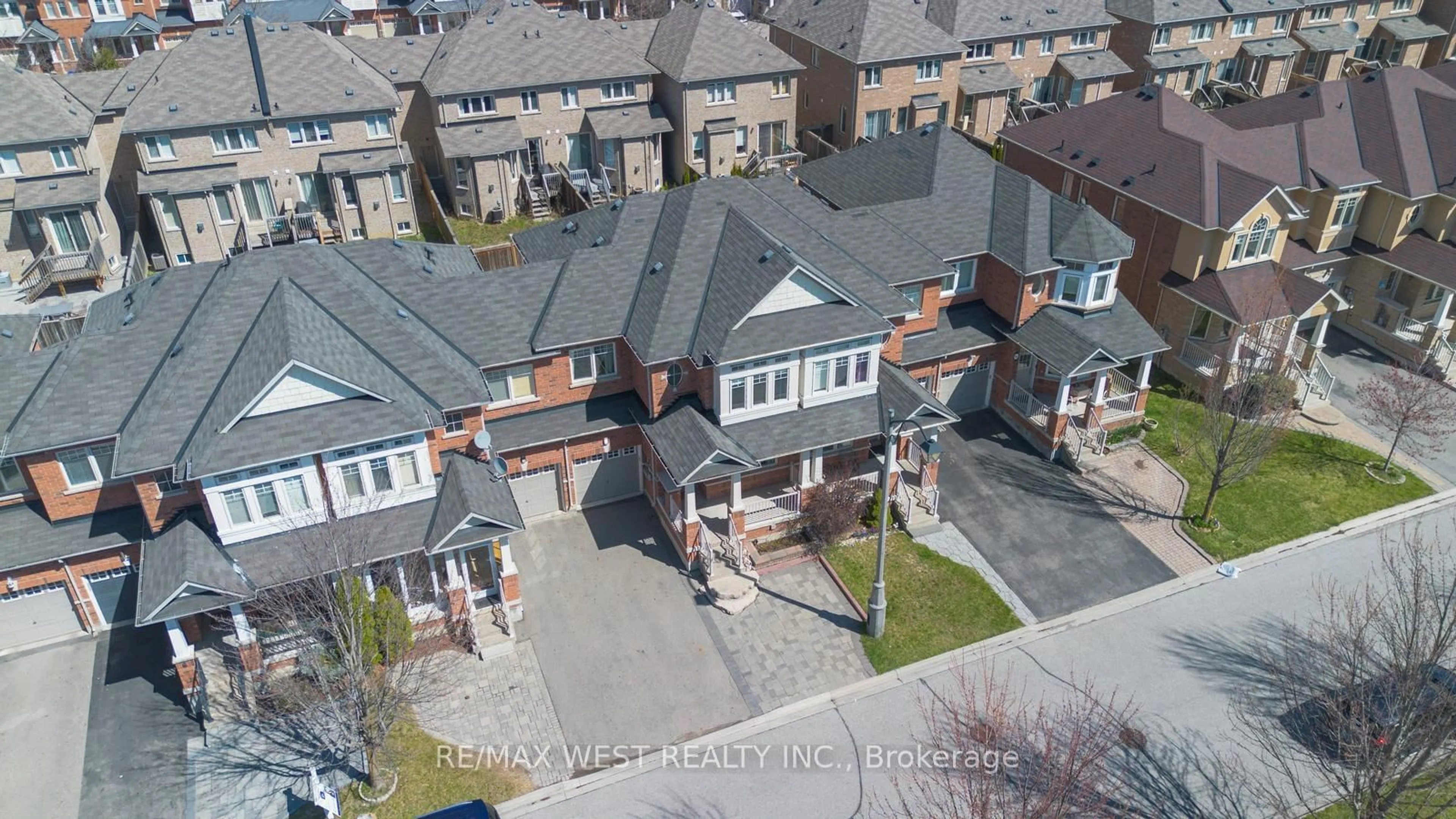 A pic from outside/outdoor area/front of a property/back of a property/a pic from drone, street for 26 Thistle Ave, Richmond Hill Ontario L4E 0B6