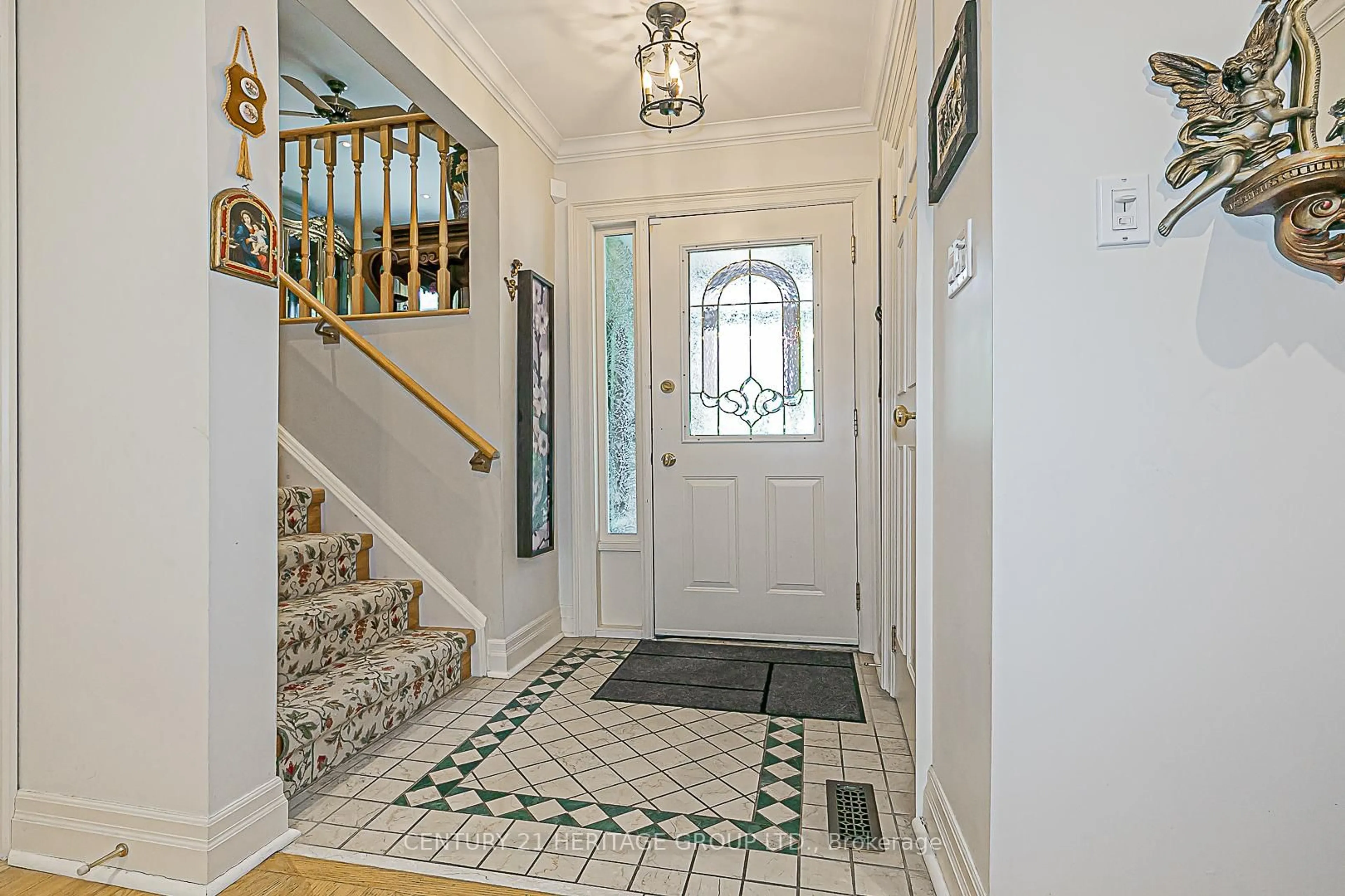 Indoor foyer for 176 Stephen St, Richmond Hill Ontario L4C 5P1