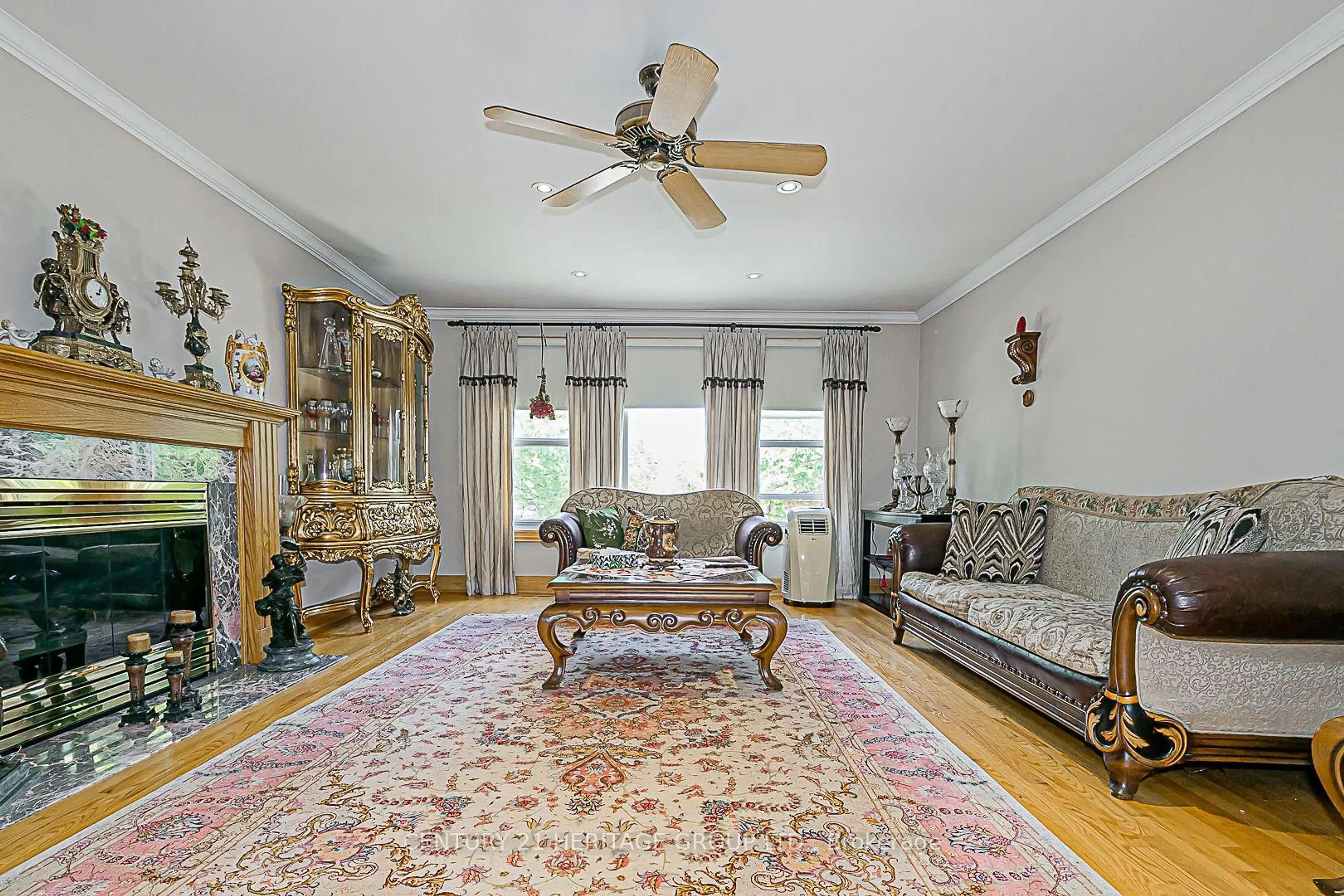 Living room with furniture, unknown for 176 Stephen St, Richmond Hill Ontario L4C 5P1