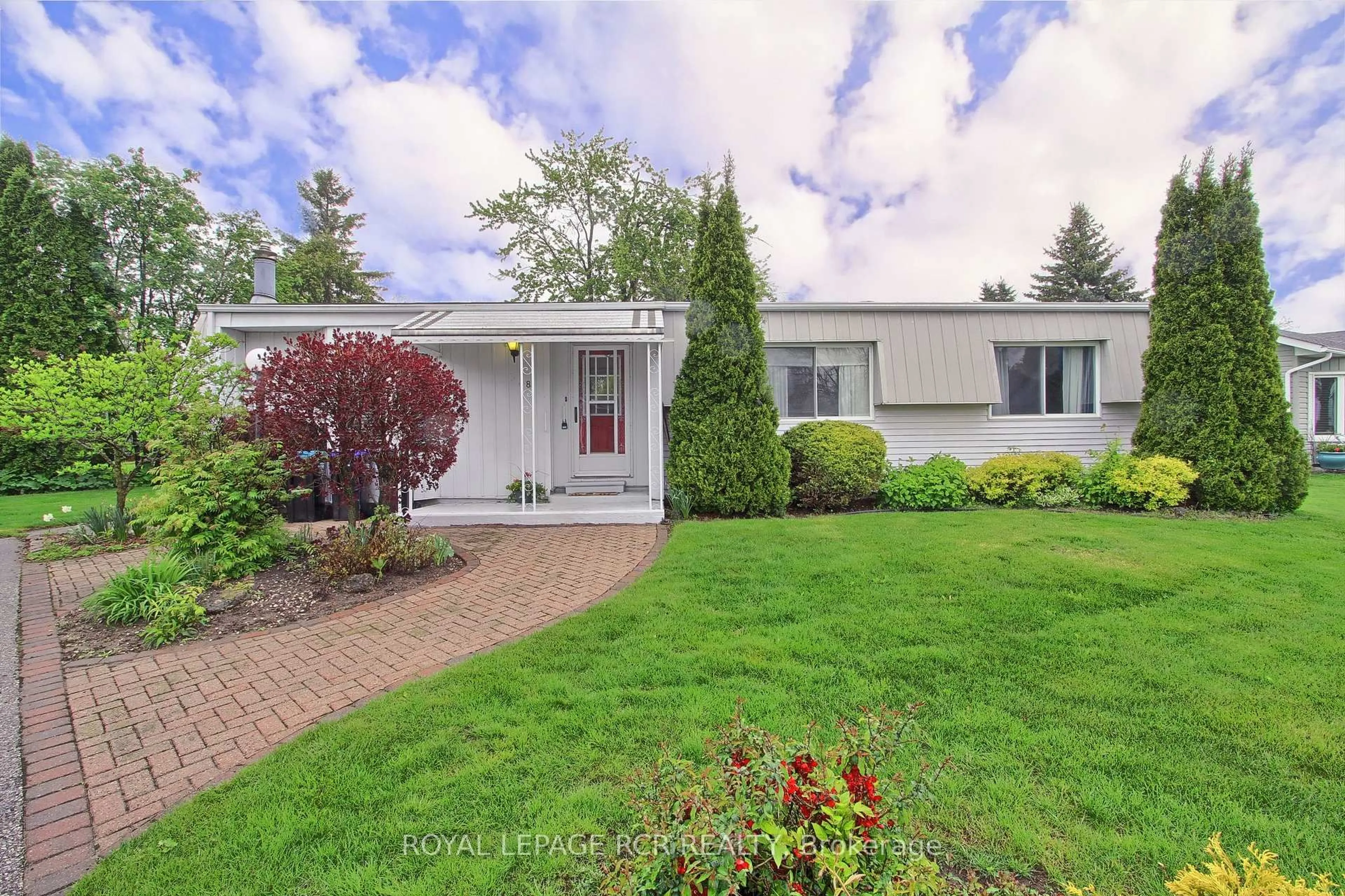 Home with vinyl exterior material, street for 8 Carmans Cove, Innisfil Ontario L9S 1R9