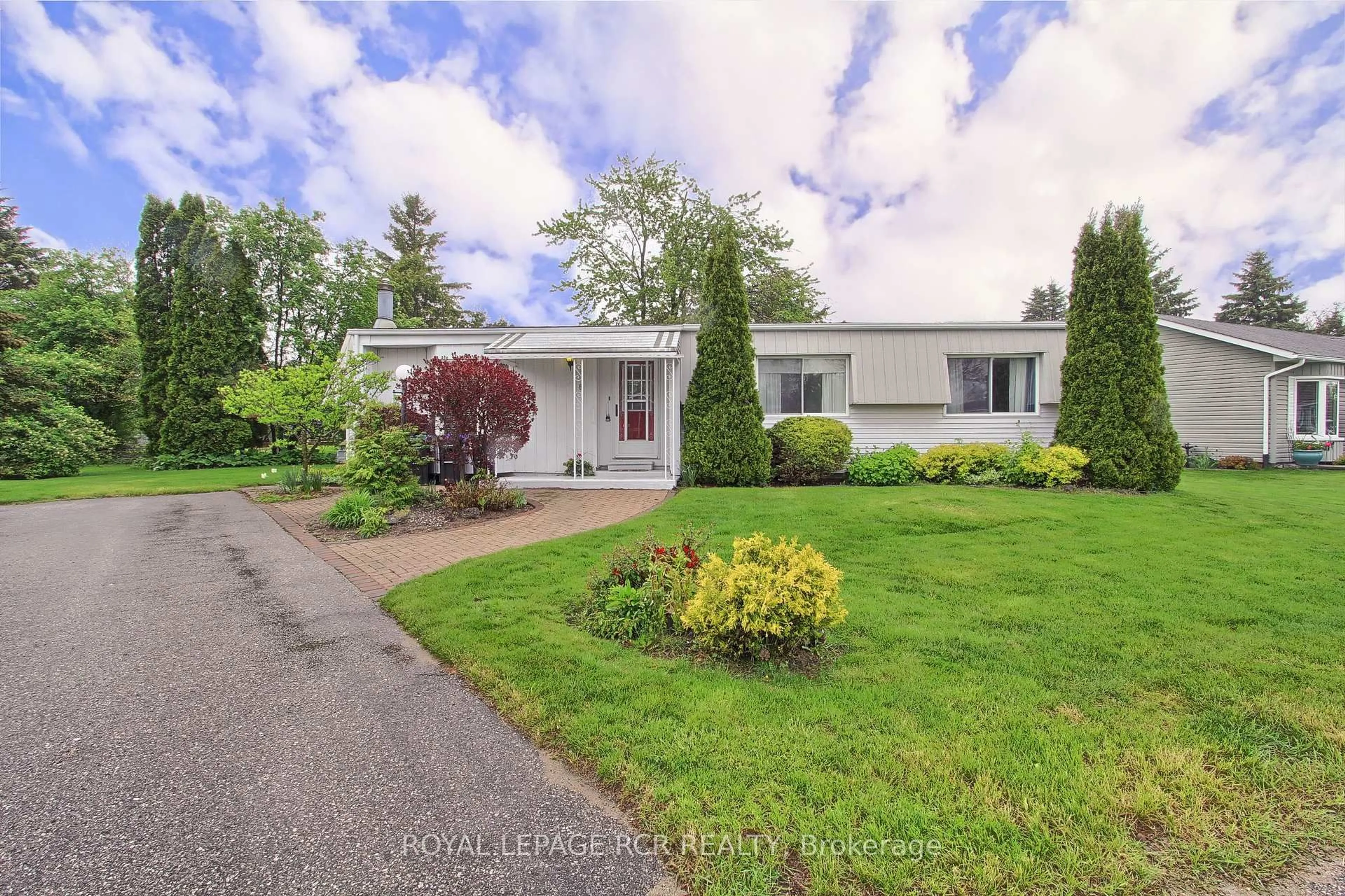 A pic from outside/outdoor area/front of a property/back of a property/a pic from drone, street for 8 Carmans Cove, Innisfil Ontario L9S 1R9