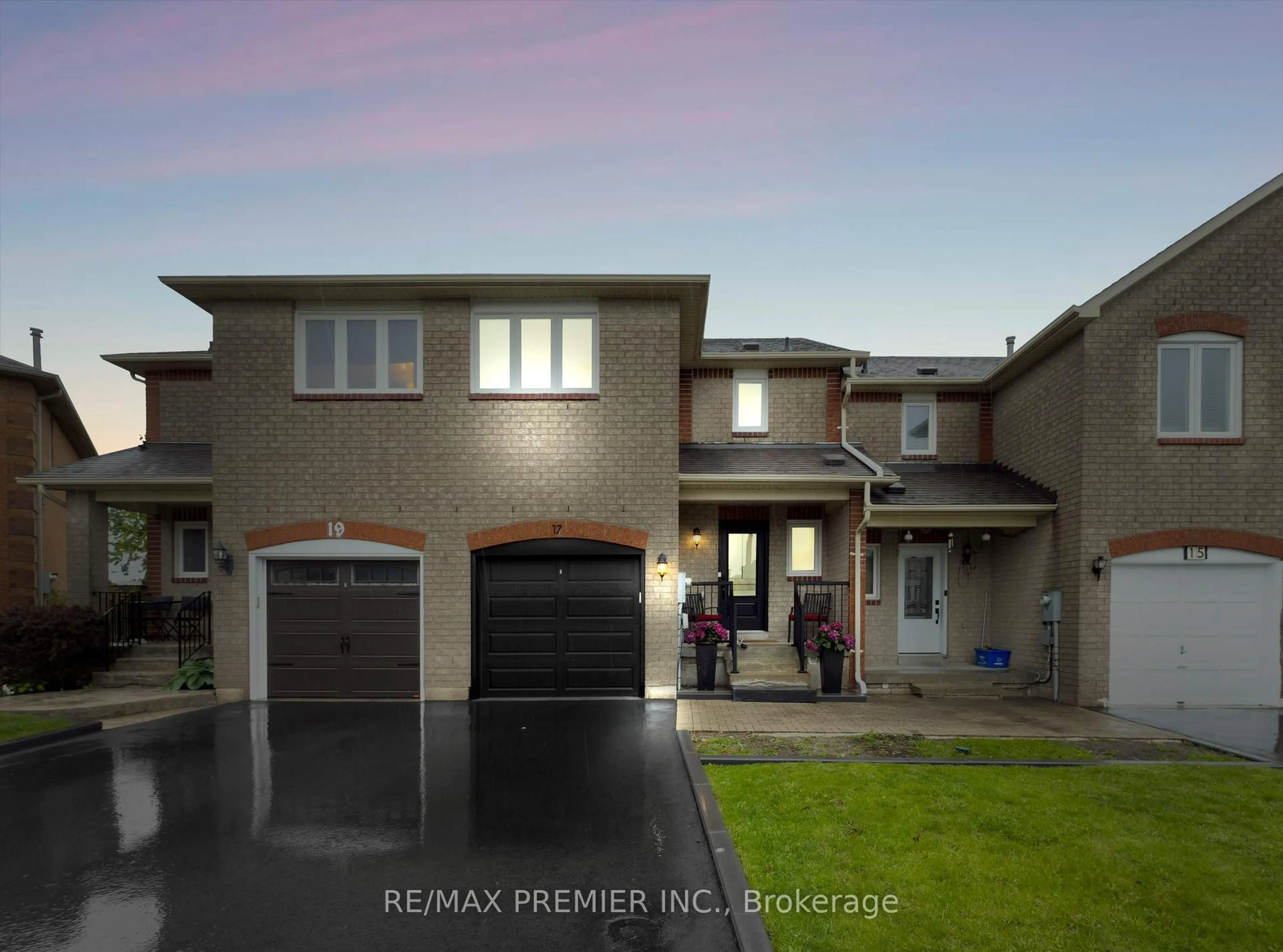A pic from outside/outdoor area/front of a property/back of a property/a pic from drone, street for 17 Thurso Clse, Vaughan Ontario L6A 2B8
