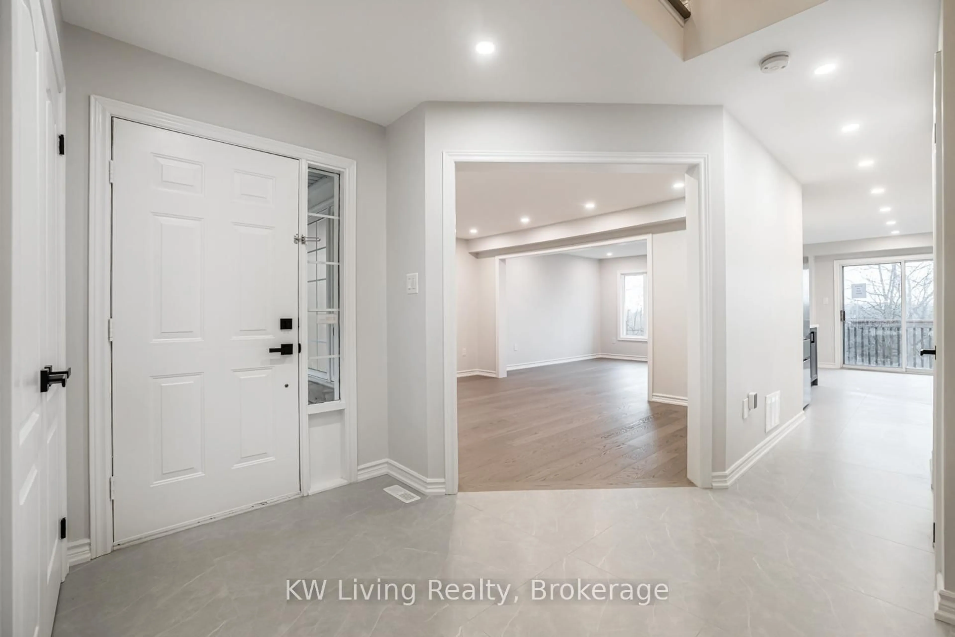 Indoor entryway for 46 Foxtail Rdge, Newmarket Ontario L3X 1Z6