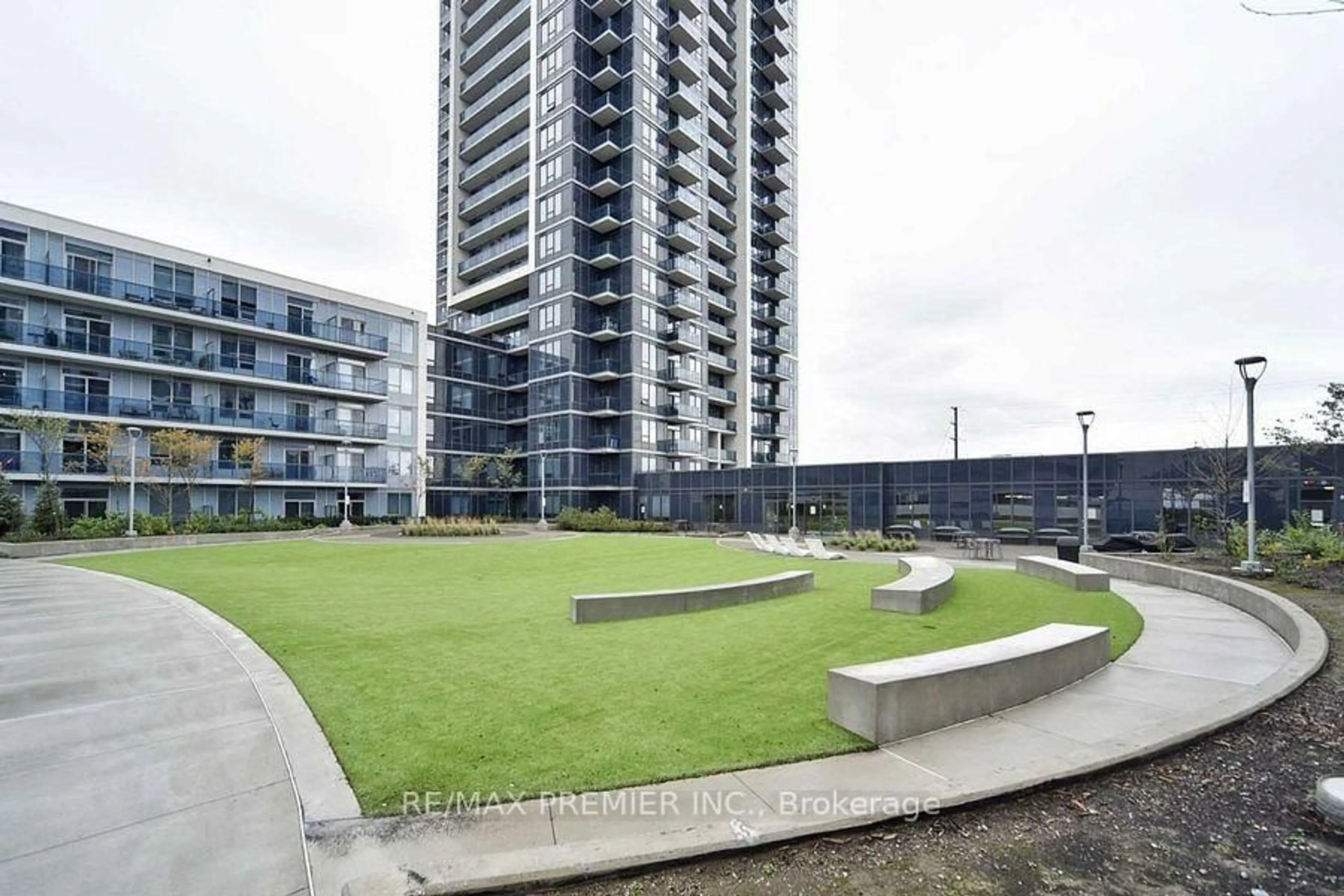 Patio, building for 3600 Highway 7 Rd #LP 4, Vaughan Ontario L4L 0G7