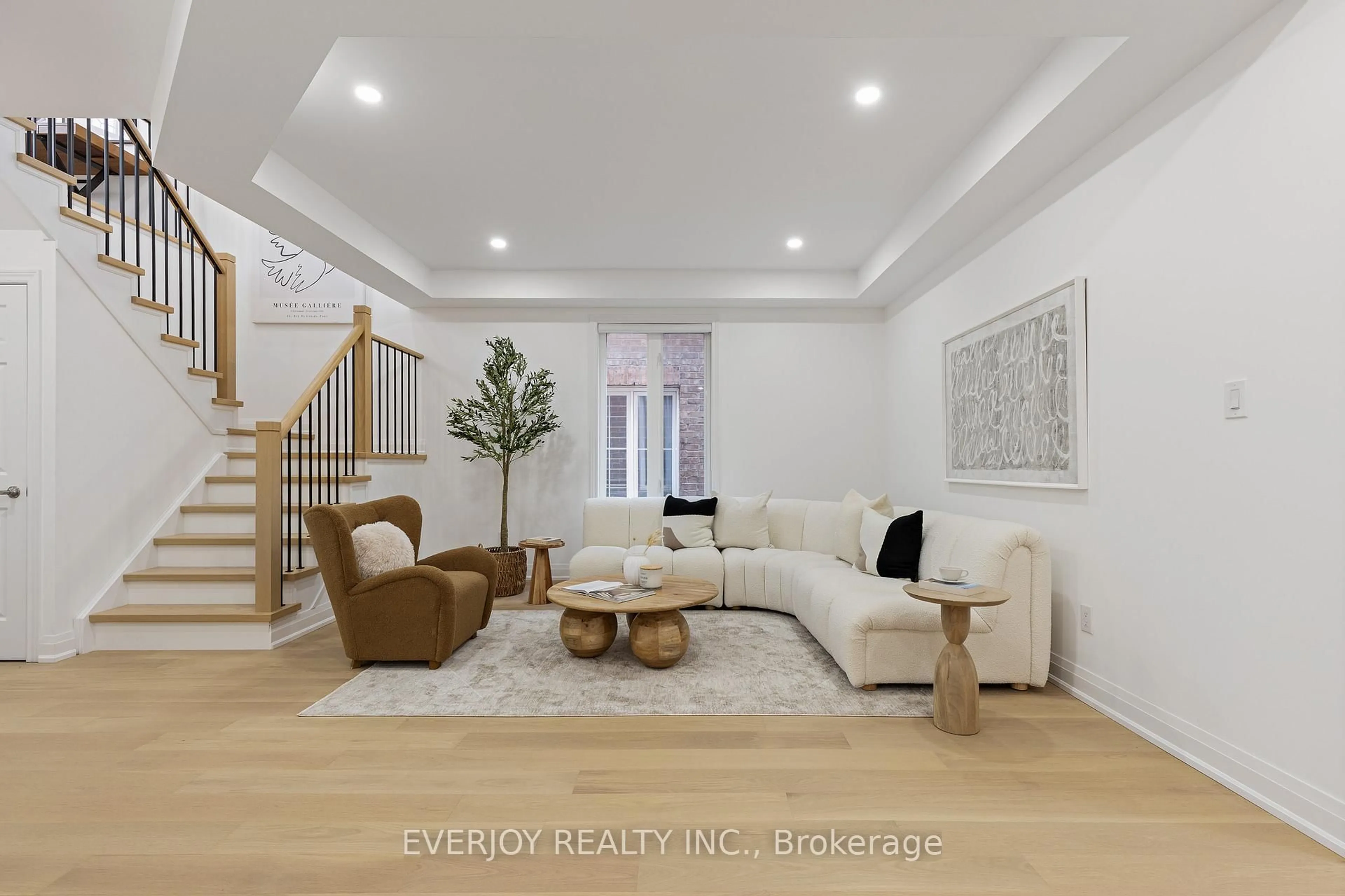 Living room with furniture, unknown for 20 Wintam Pl, Markham Ontario L6C 0E3