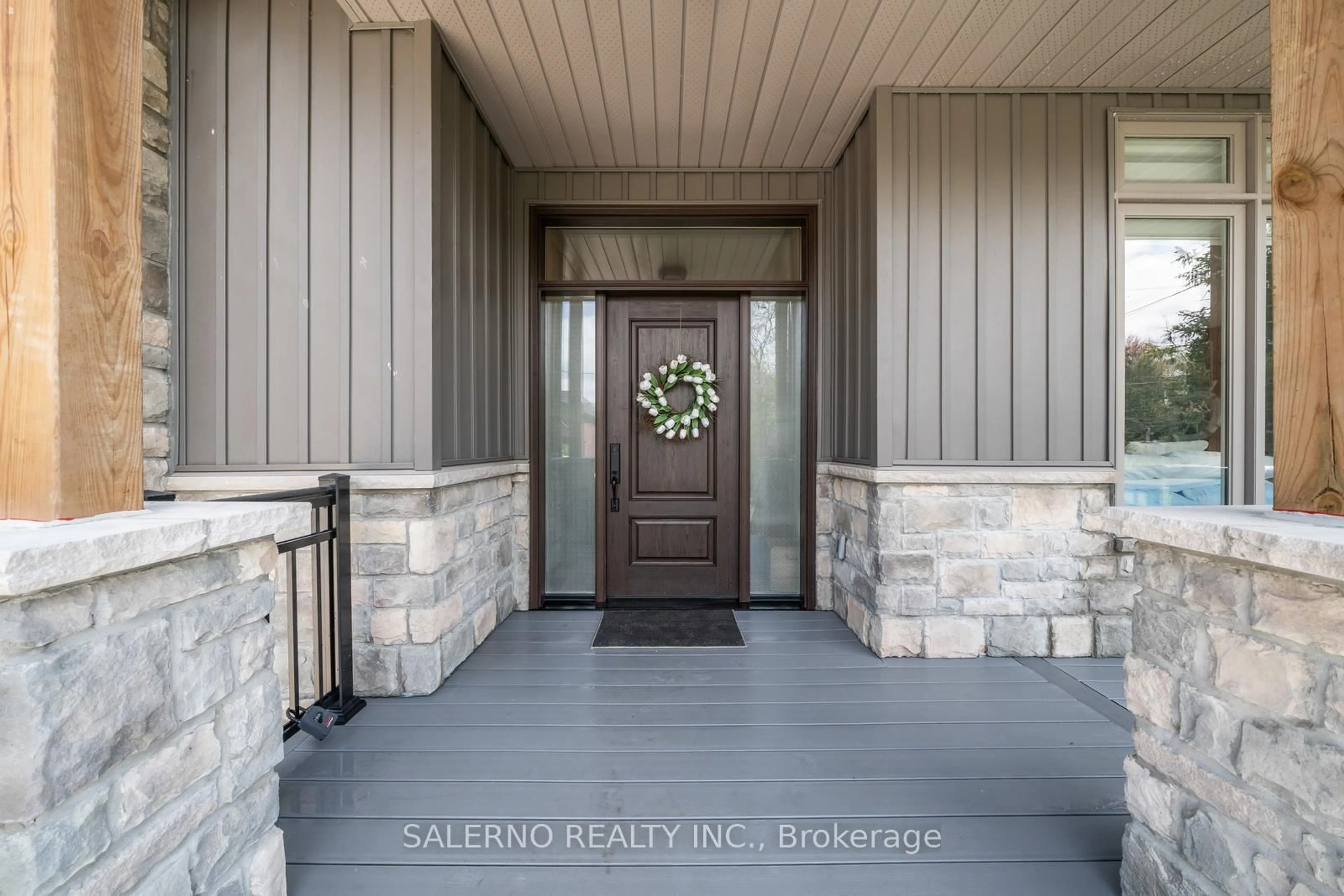 Indoor entryway for 1889 Simcoe Blvd, Innisfil Ontario L9S 4N3