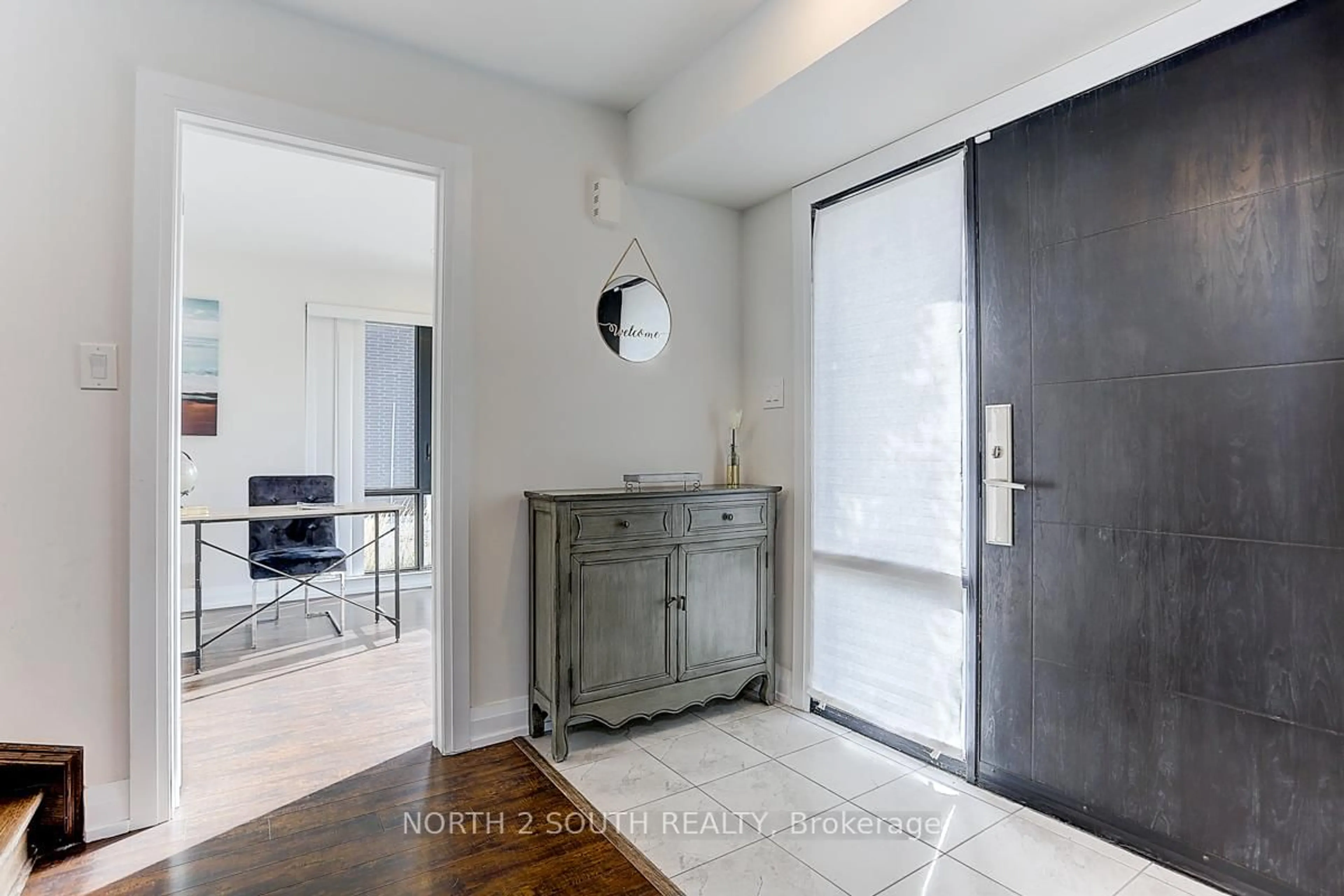 Indoor entryway for 6 Hostel Lane, Richmond Hill Ontario L4C 3X3