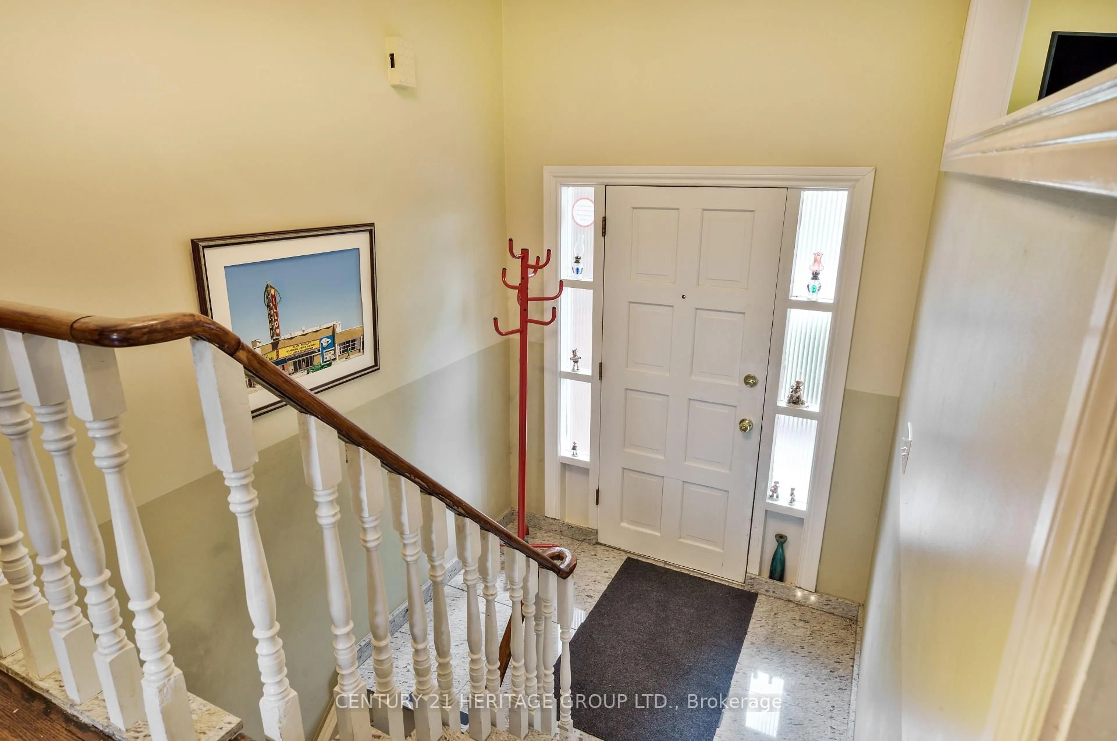 Indoor foyer for 81 Porter St, Bradford West Gwillimbury Ontario L3Z 1E9