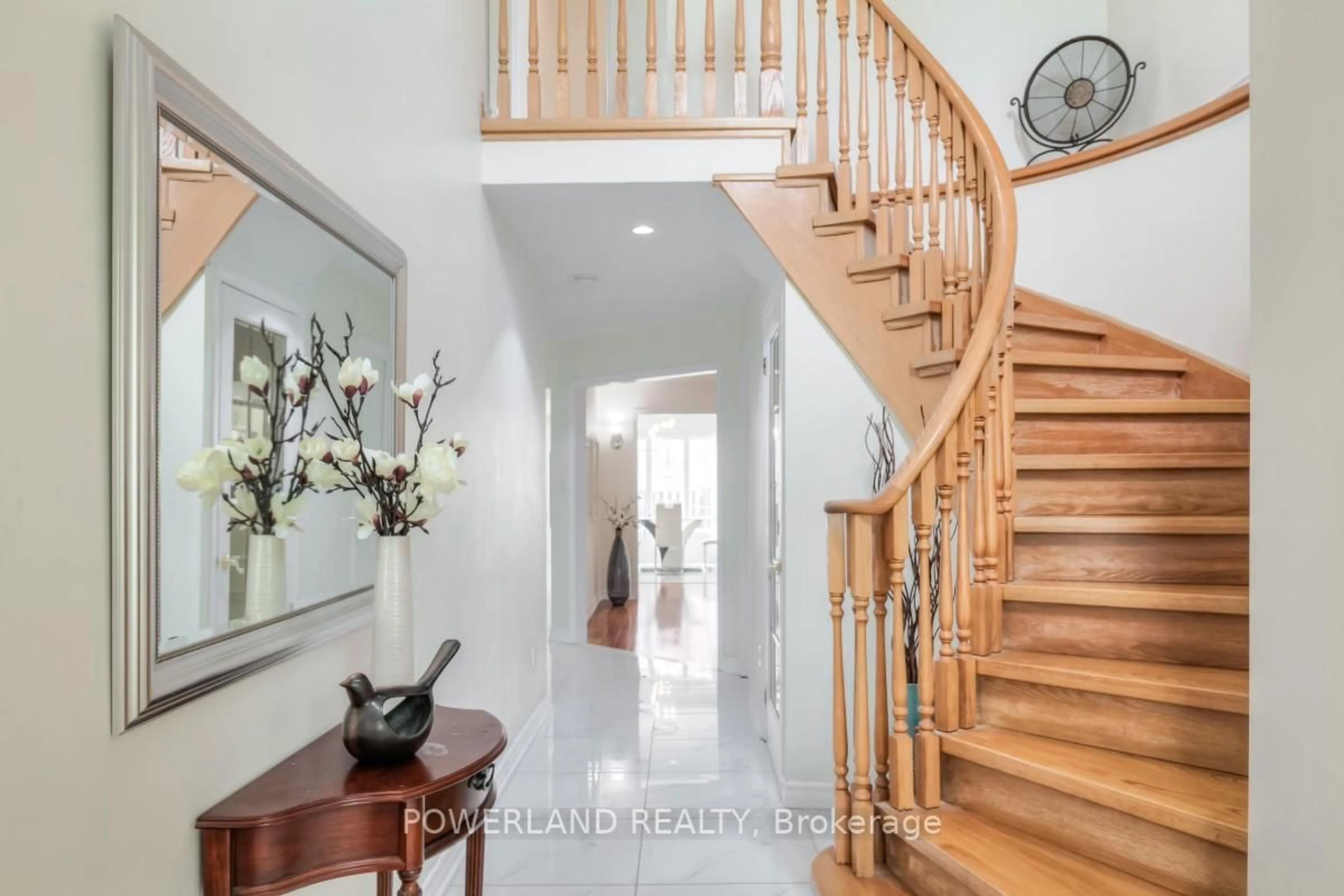 Indoor entryway for 129 Zio Carlo Dr, Markham Ontario L3R 4X4