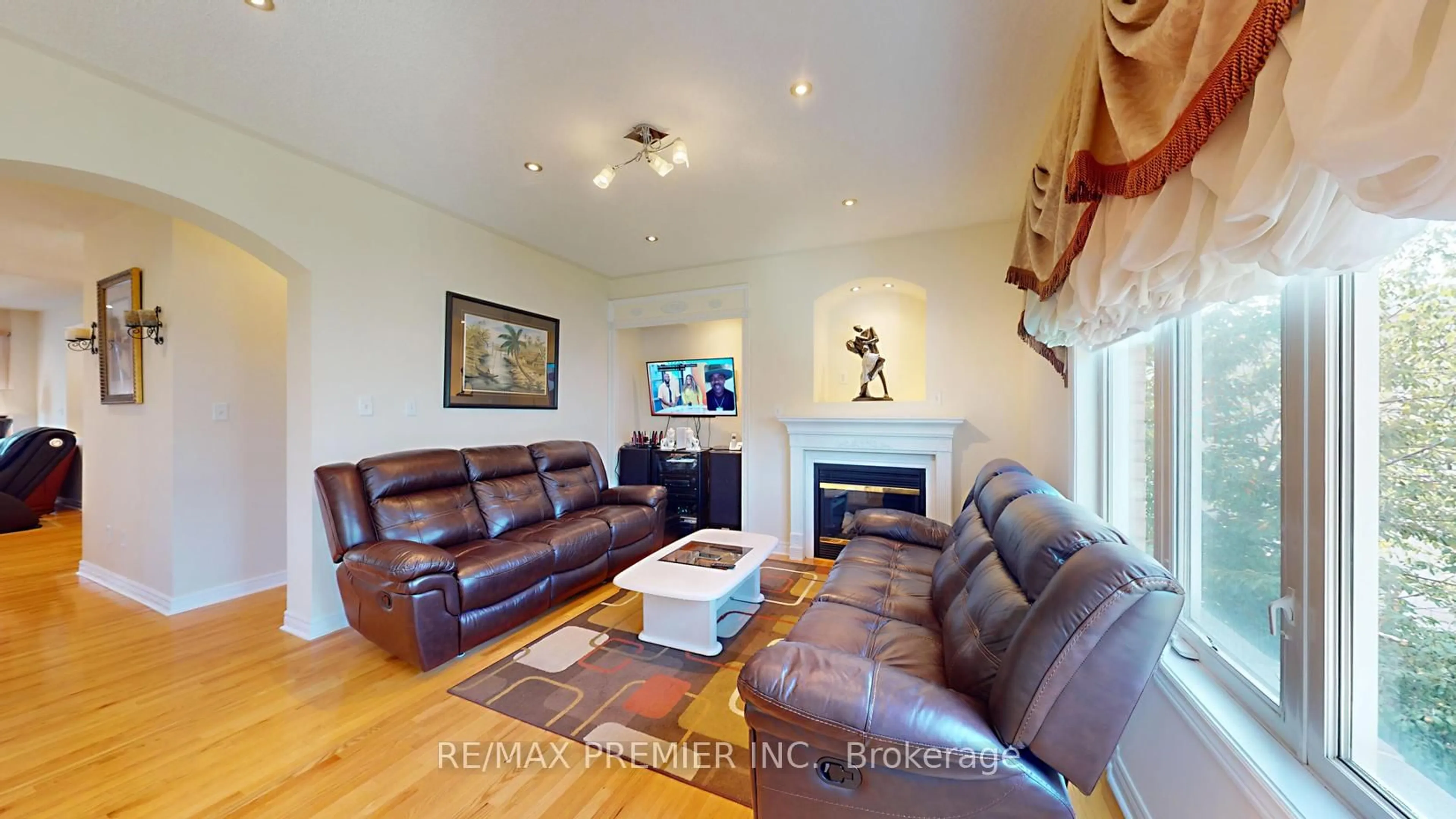 Living room with furniture, wood/laminate floor for 62 Sedgeway Hts, Vaughan Ontario L4H 3A9