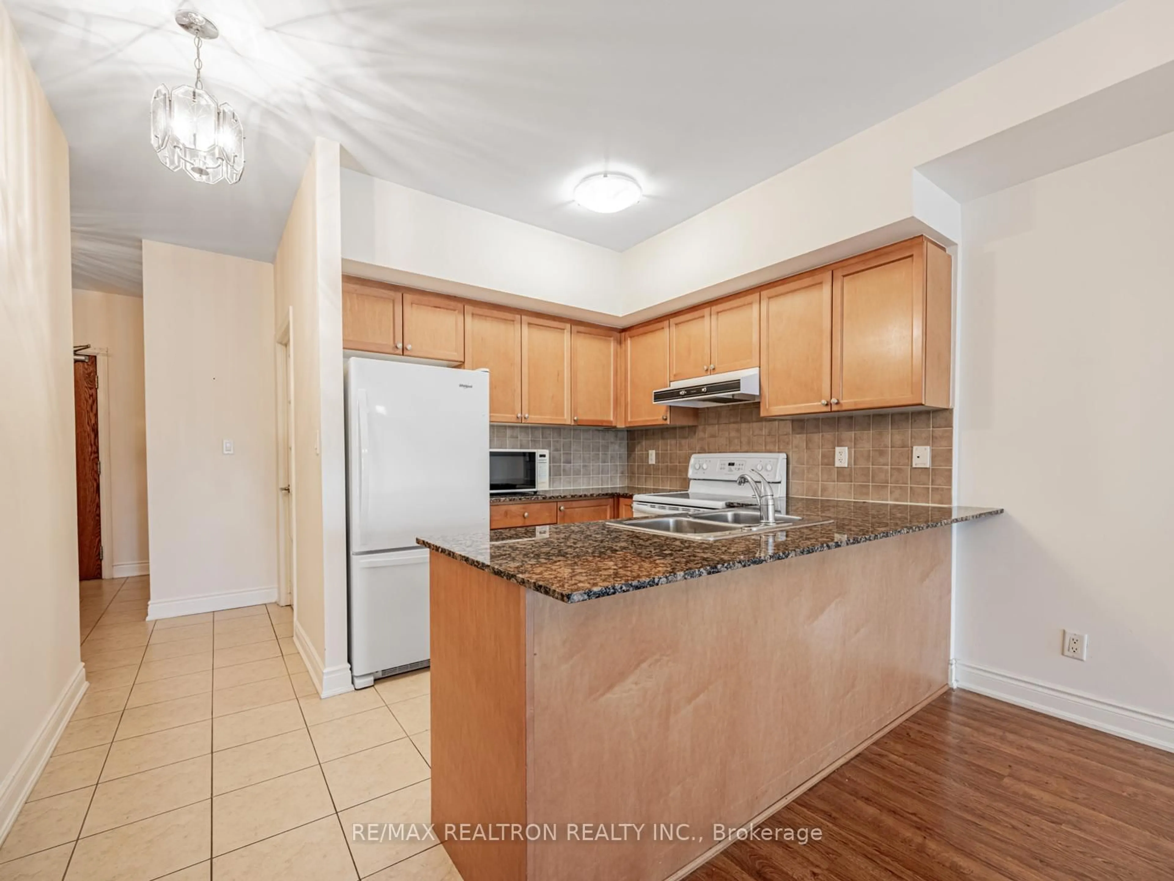 Standard kitchen, unknown for 9901 Keele St #207, Vaughan Ontario L6A 3Y5