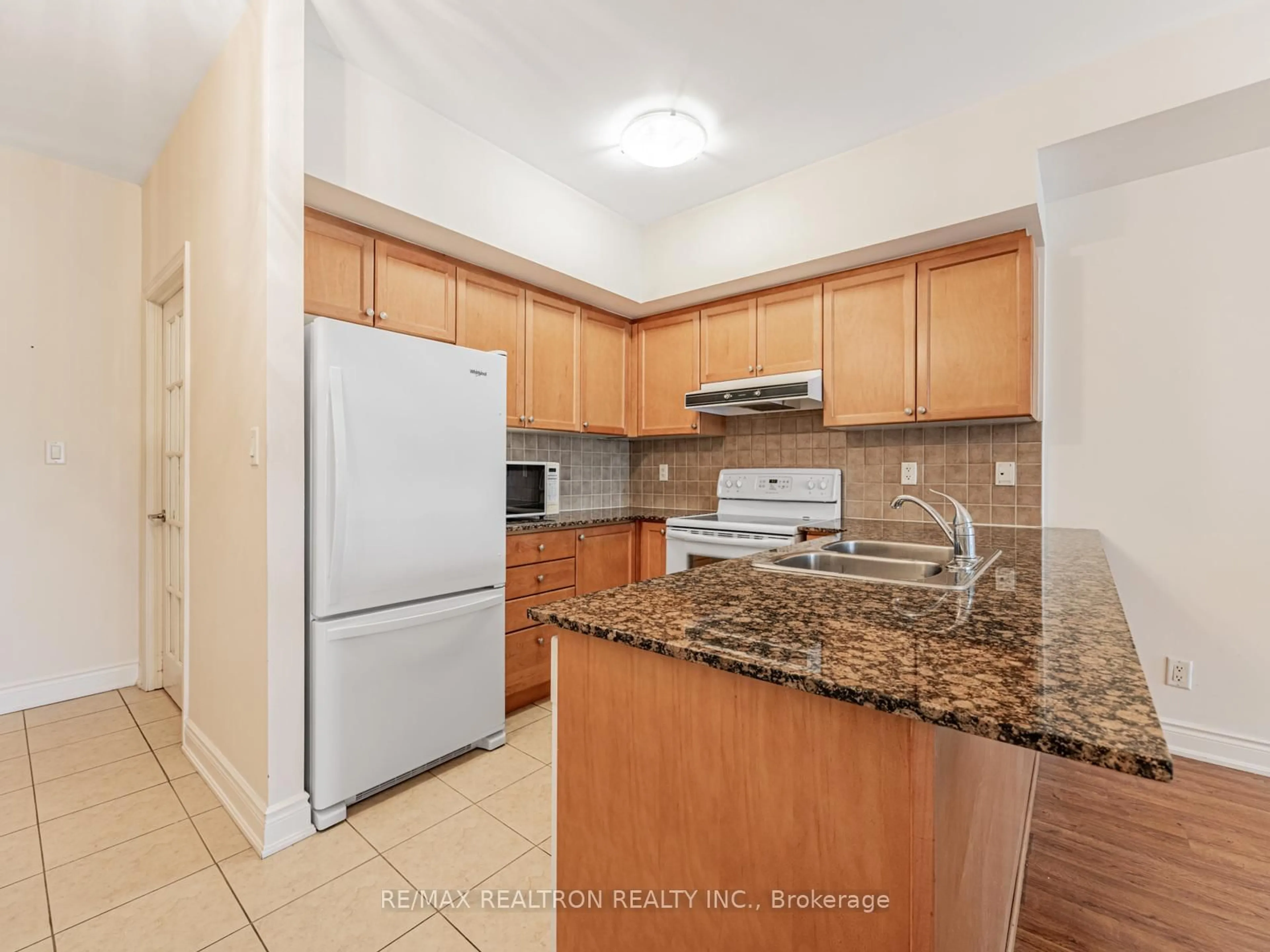 Standard kitchen, unknown for 9901 Keele St #207, Vaughan Ontario L6A 3Y5
