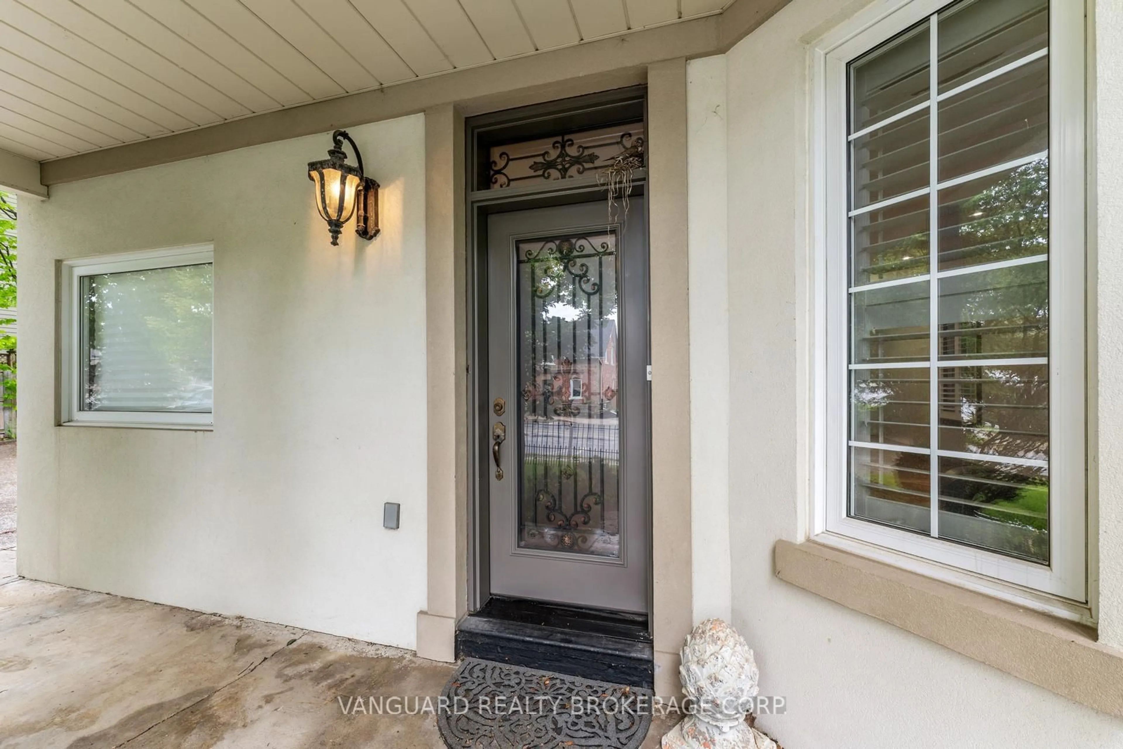 Indoor entryway for 108 Queen St, New Tecumseth Ontario L0G 1W0