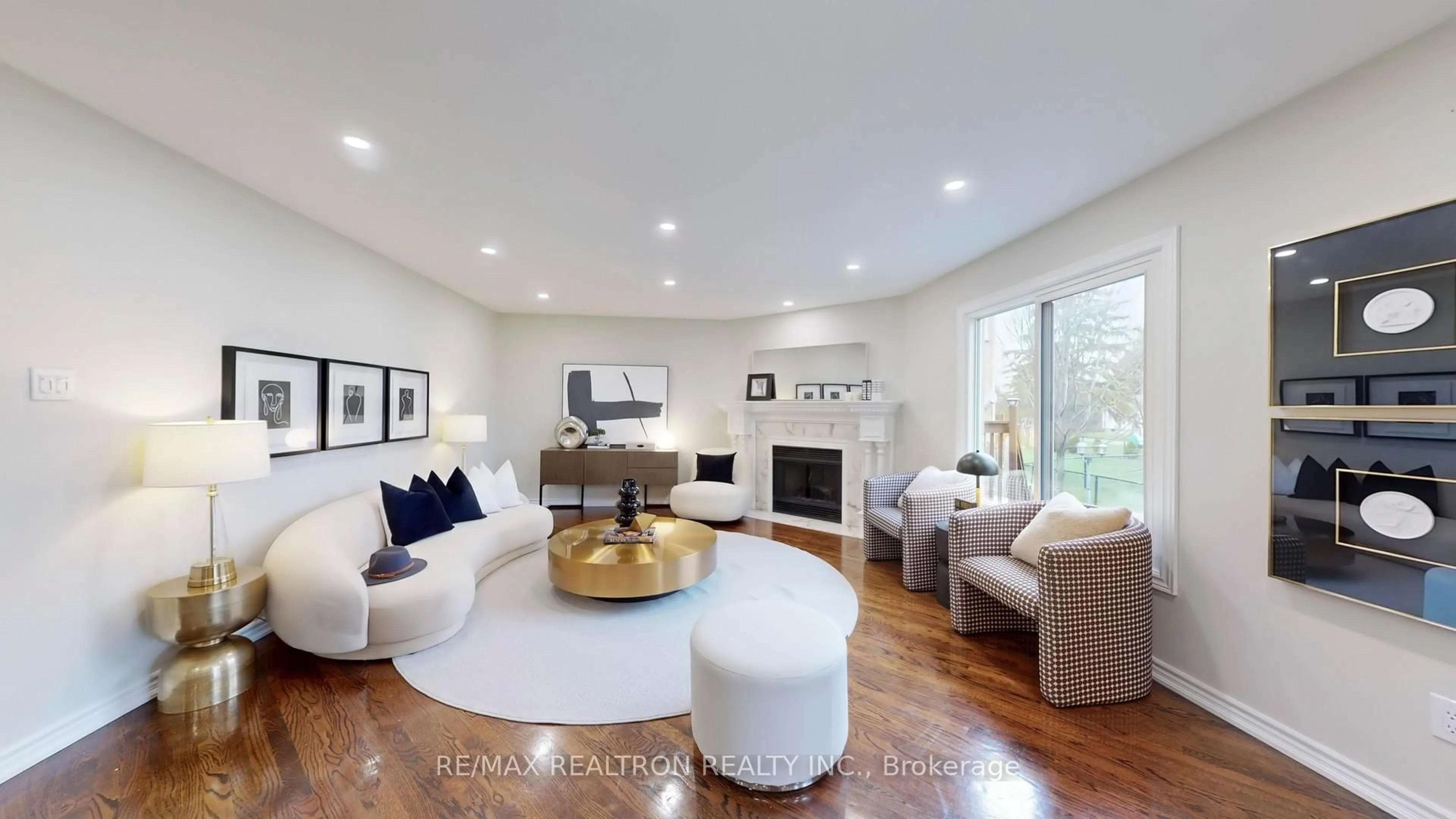 Living room with furniture, wood/laminate floor for 5 Cantex Crt, Richmond Hill Ontario L4S 1B1