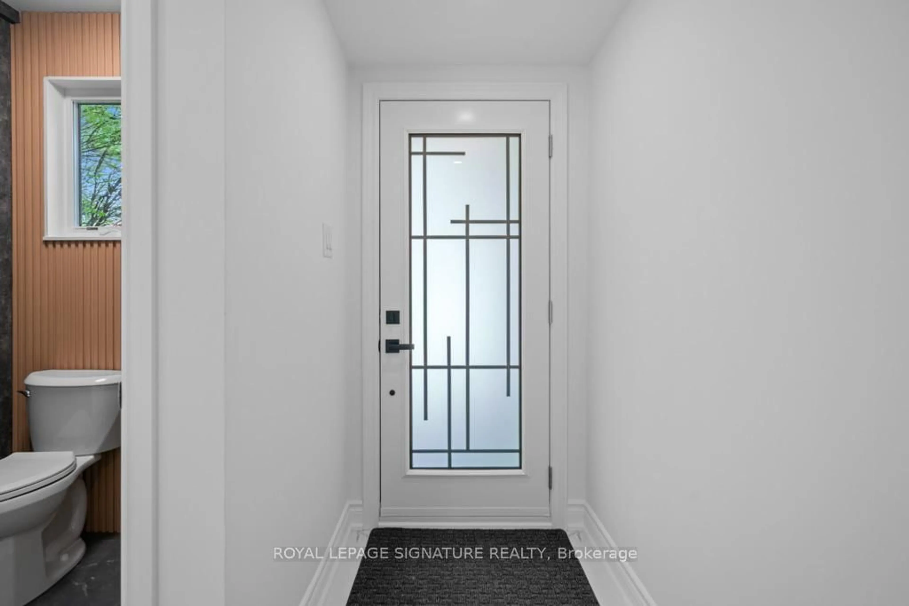Indoor entryway for 227 Thoms Cres, Newmarket Ontario L3Y 1C9