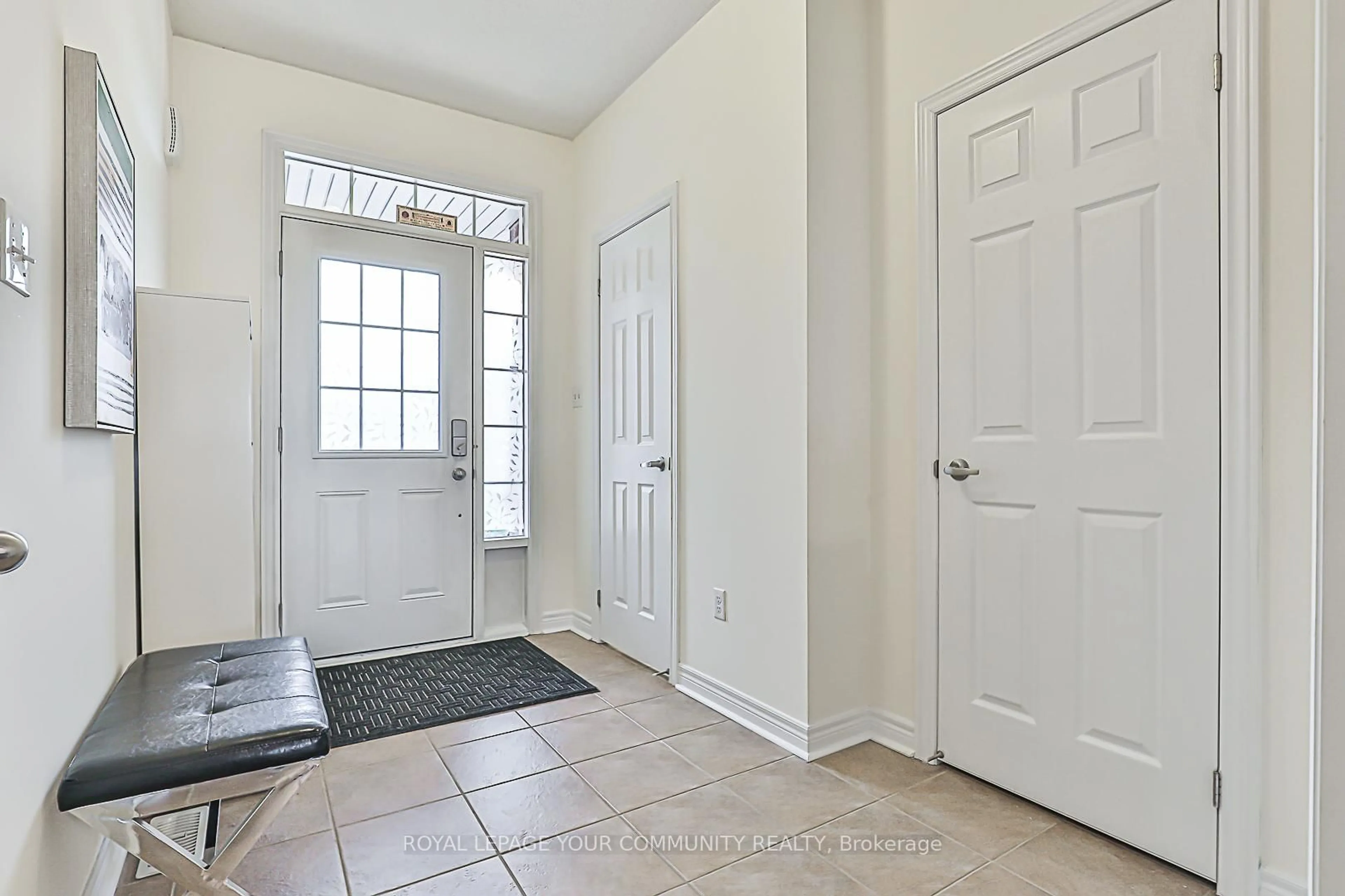 Indoor entryway for 16 Collin Crt, Richmond Hill Ontario L4E 0X6