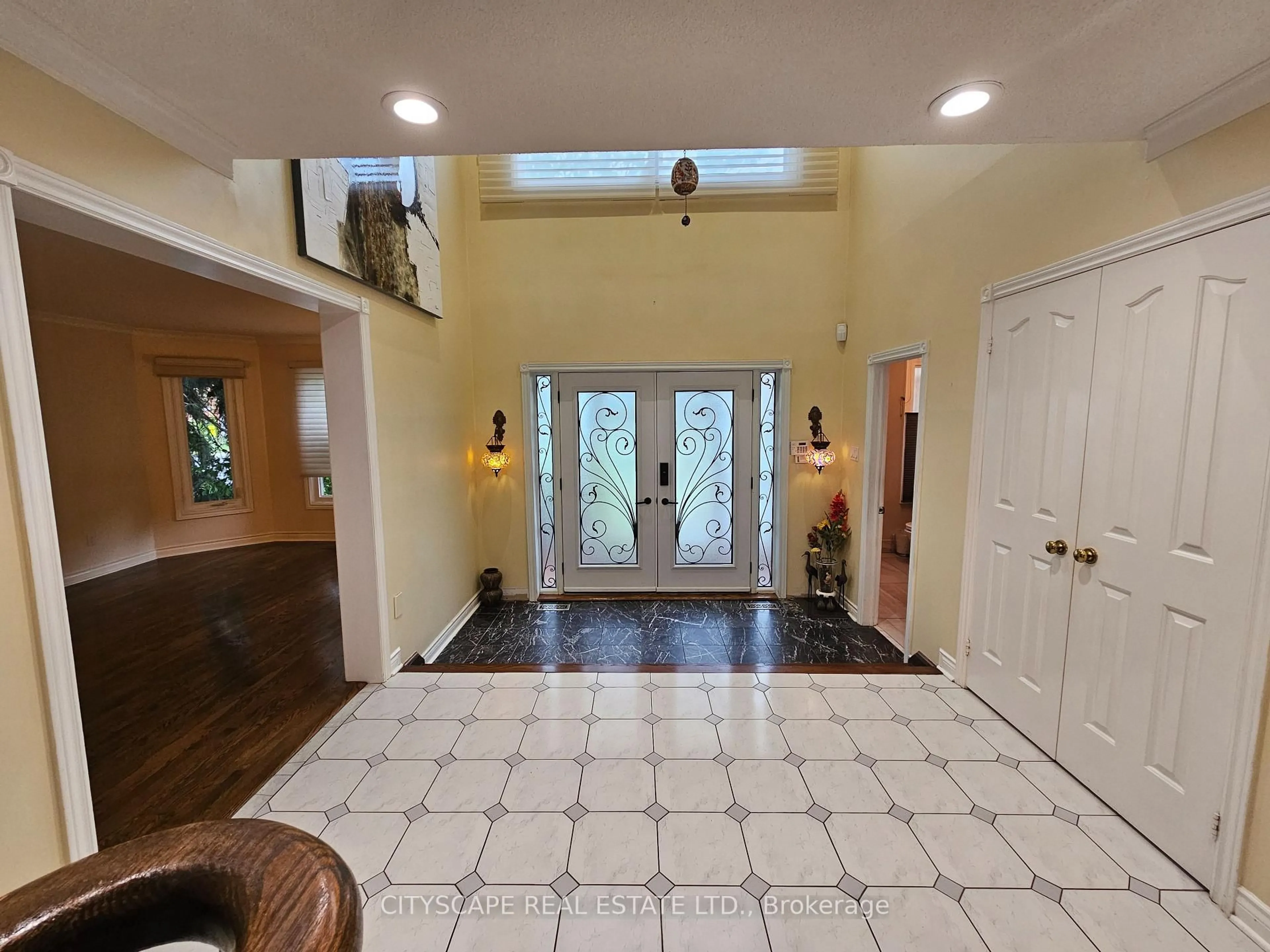Indoor foyer for 406 Weldrick Rd, Richmond Hill Ontario L4B 2M8