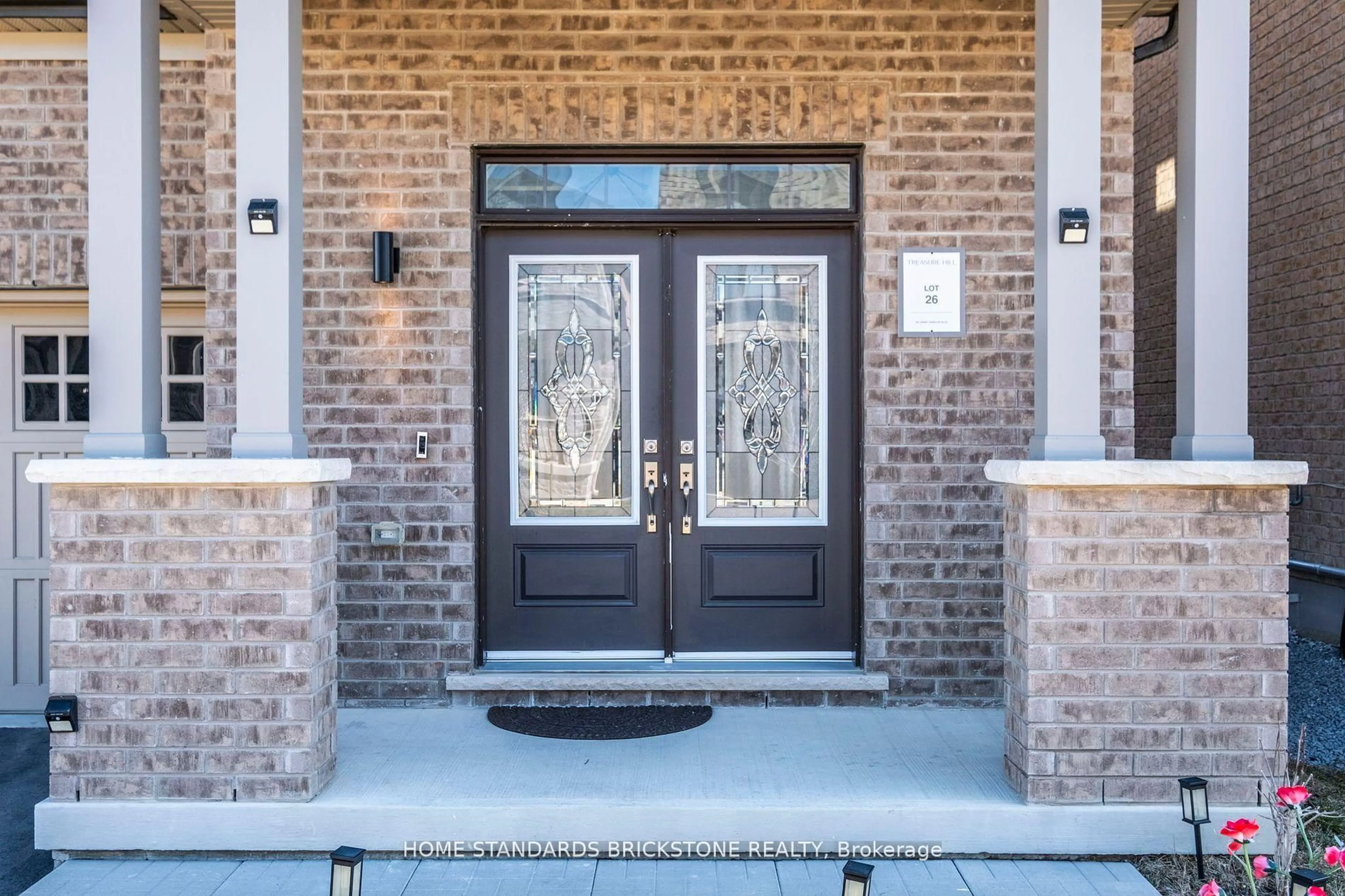Indoor entryway for 287 Danny Wheeler Blvd, Georgina Ontario L4P 0J7