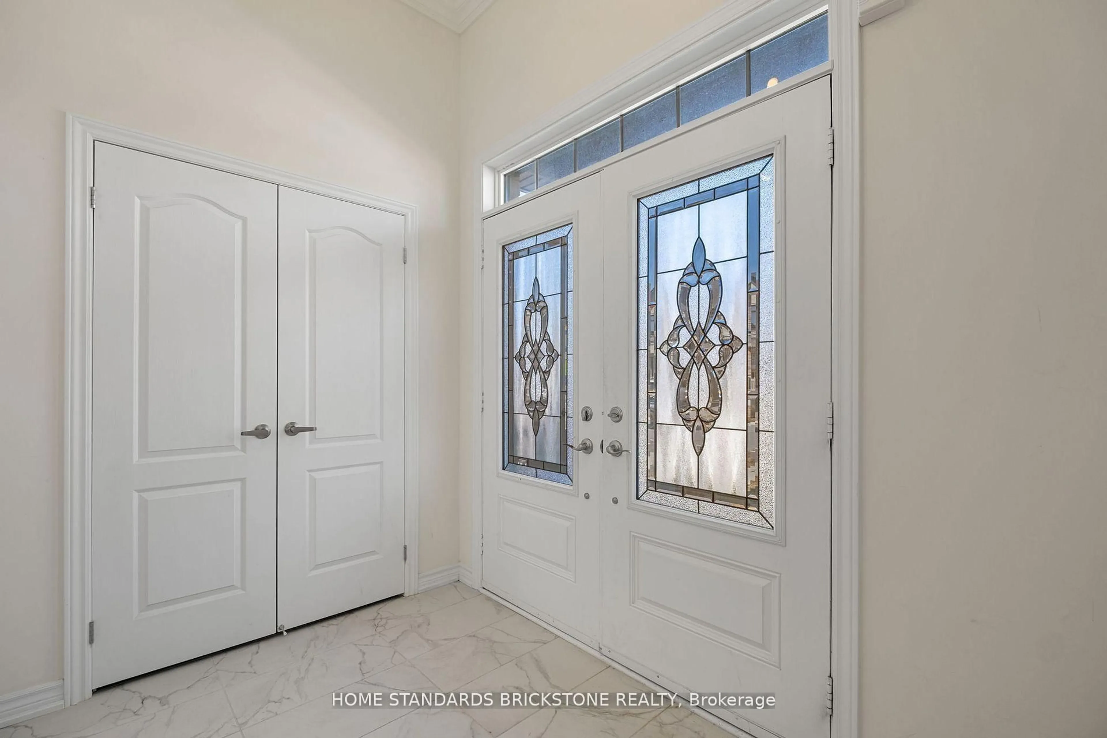 Indoor entryway for 287 Danny Wheeler Blvd, Georgina Ontario L4P 0J7