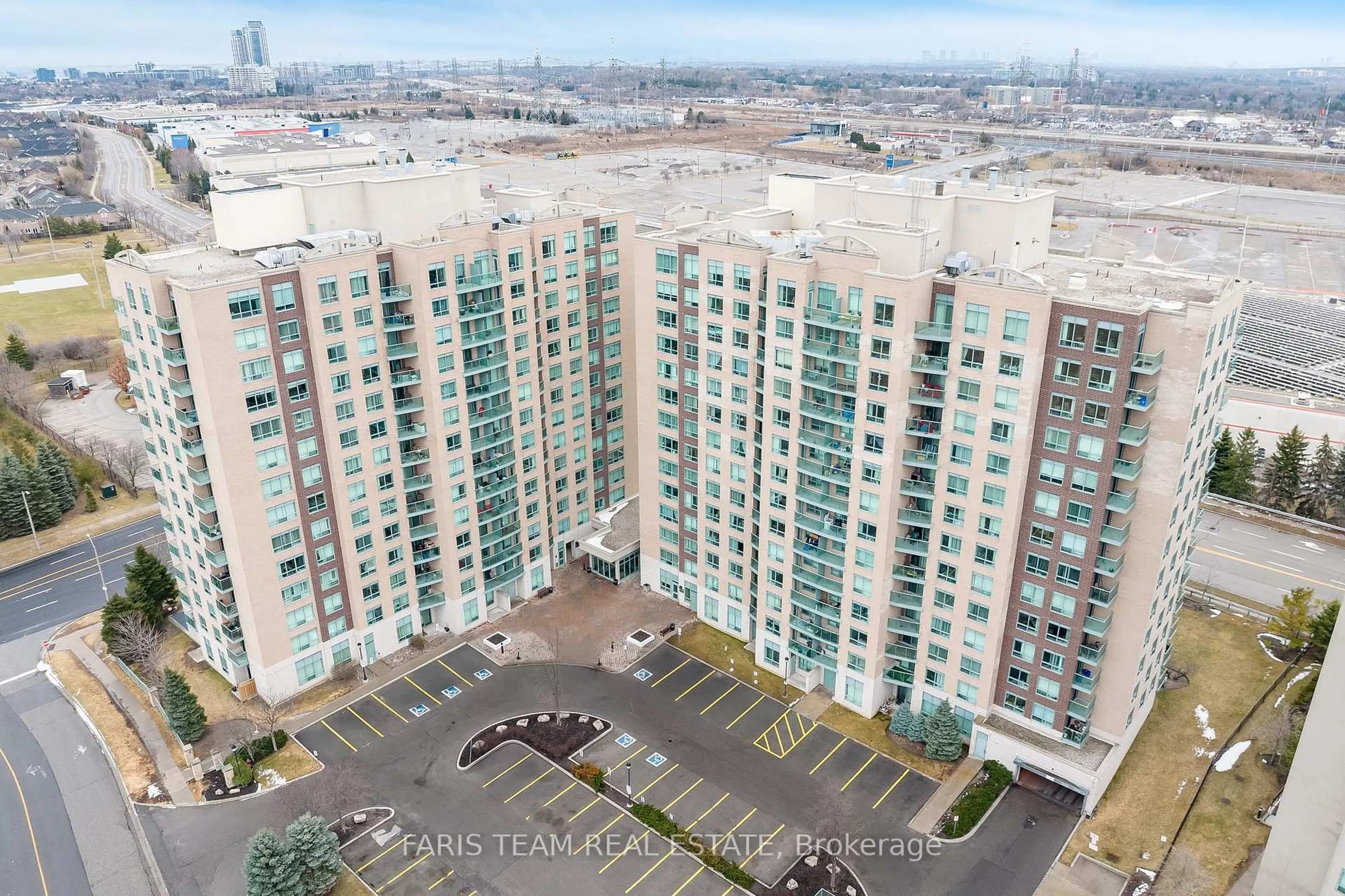 A pic from outside/outdoor area/front of a property/back of a property/a pic from drone, city buildings view from balcony for 11 Oneida Cres #407, Richmond Hill Ontario L4B 0A1