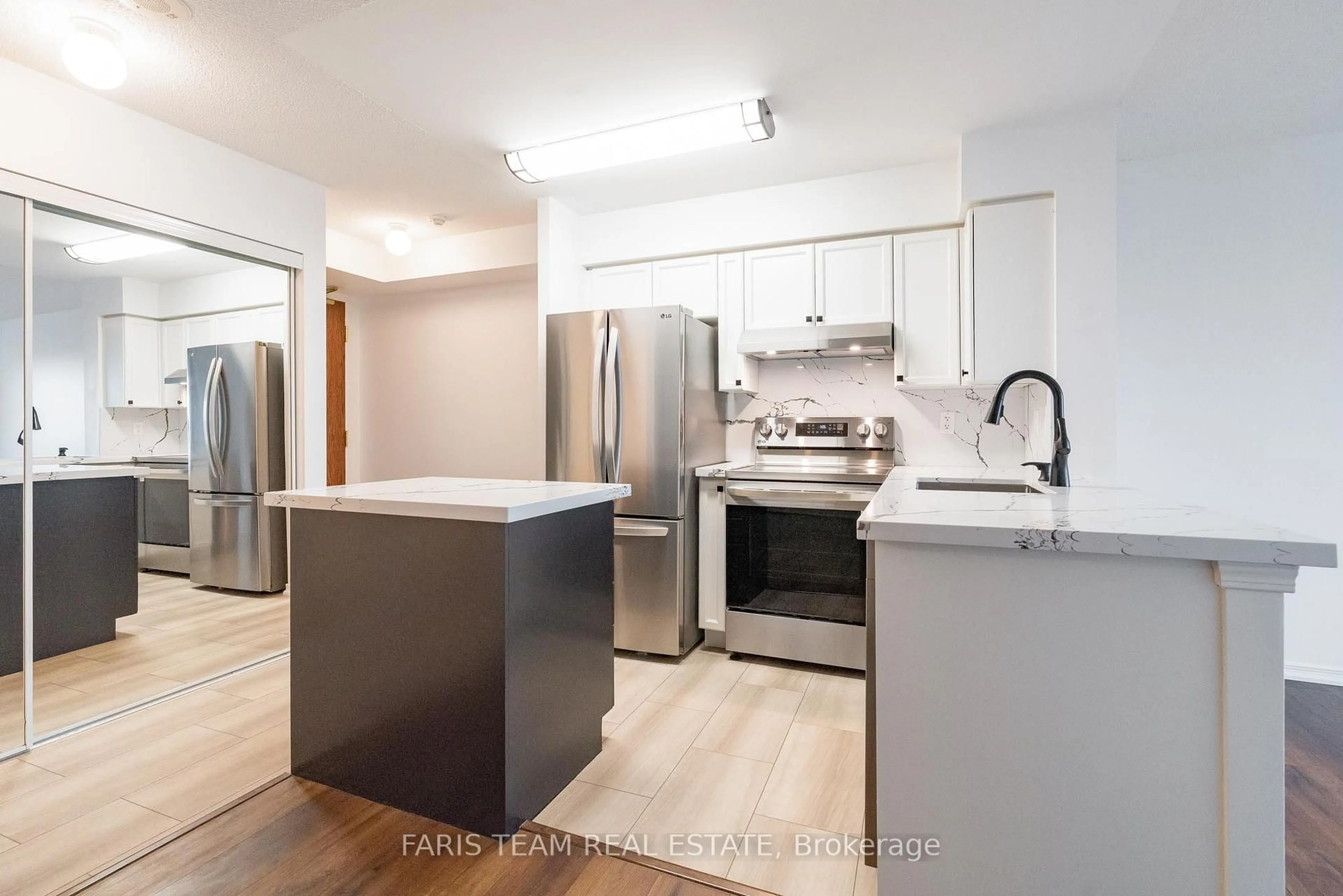 Open concept kitchen, unknown for 11 Oneida Cres #407, Richmond Hill Ontario L4B 0A1