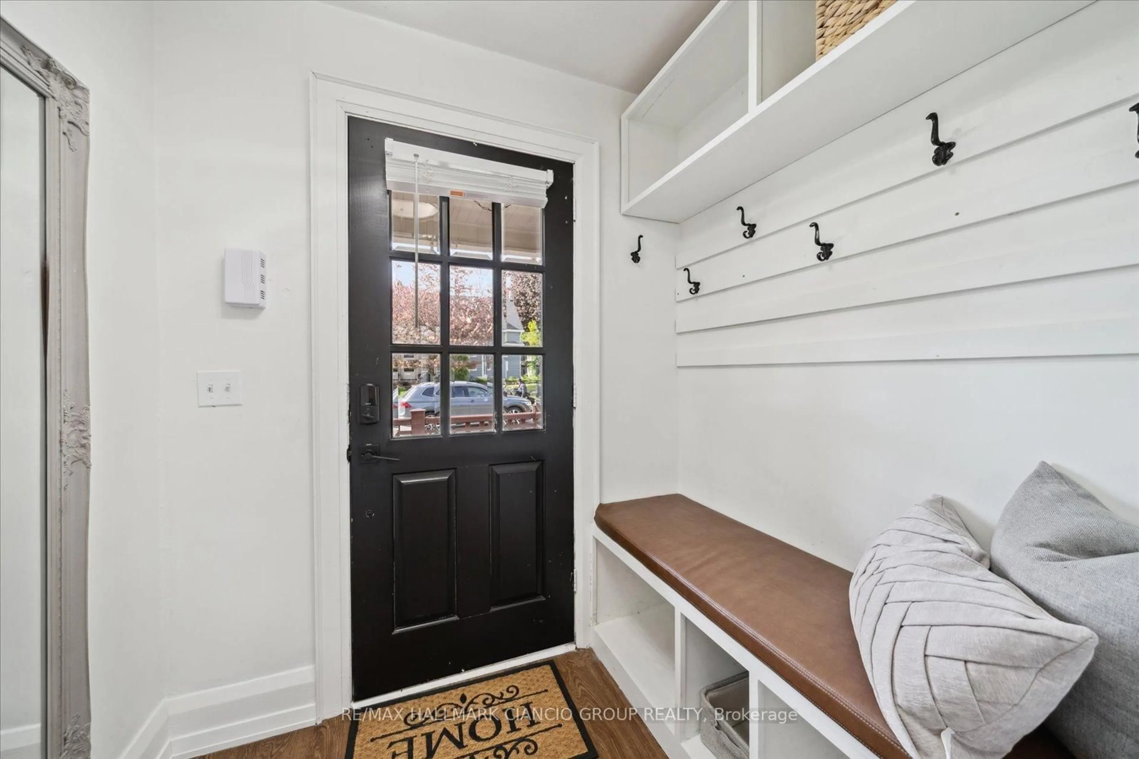 Indoor entryway for 6499 Main St, Whitchurch-Stouffville Ontario L4A 1H1