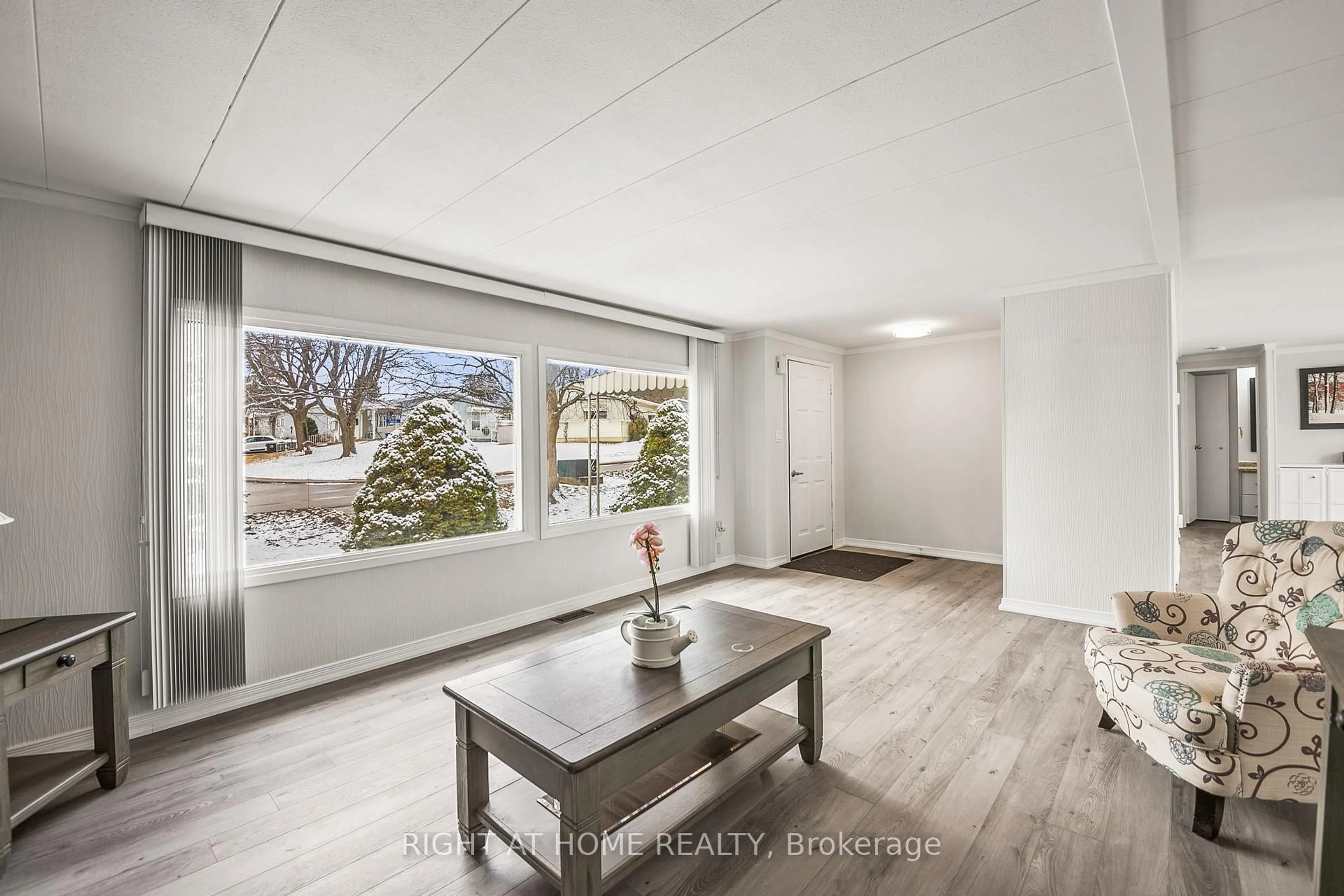 Indoor entryway for 56 Flora Dr, Innisfil Ontario L9S 1R1