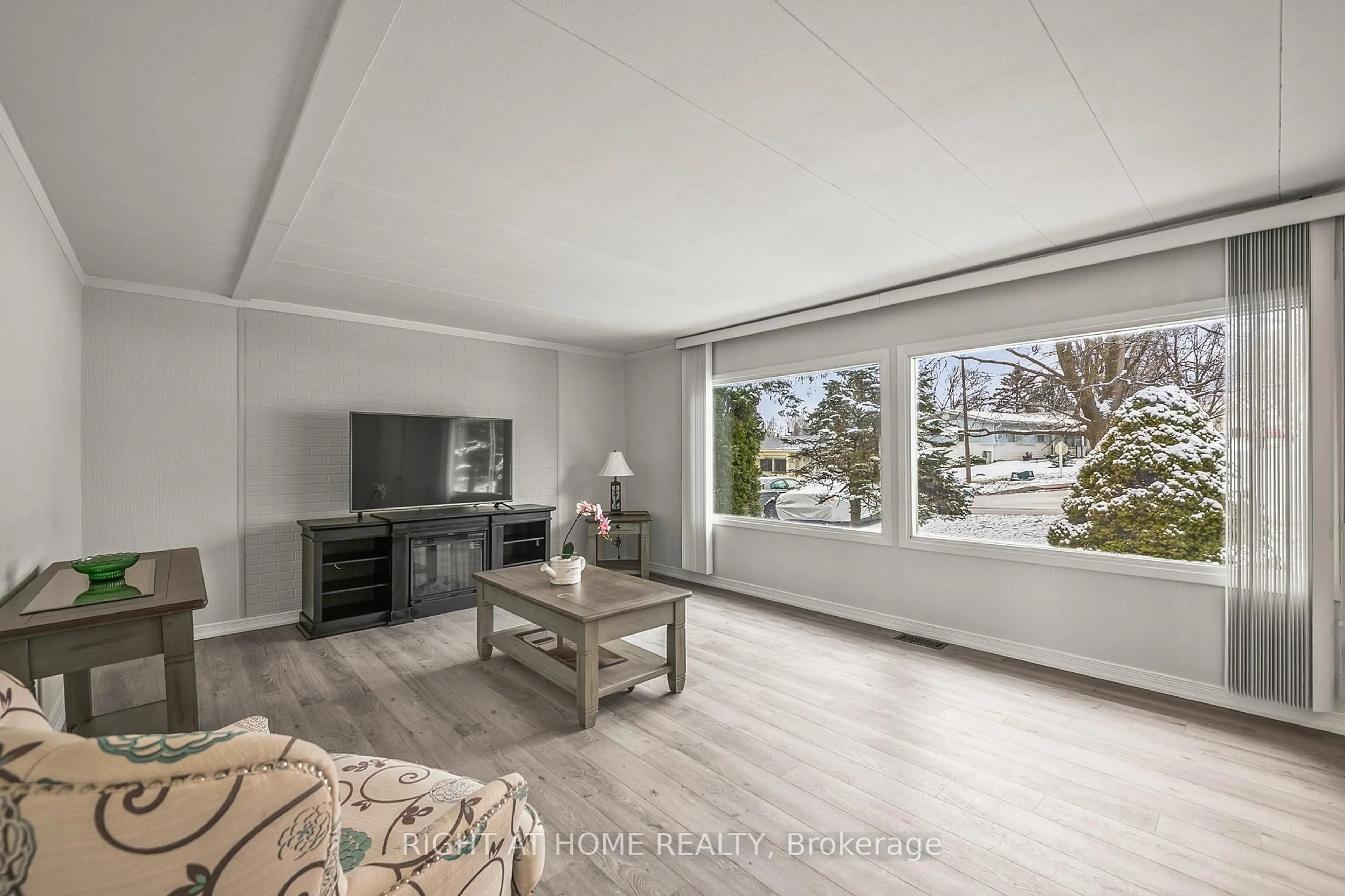 Living room with furniture, unknown for 56 Flora Dr, Innisfil Ontario L9S 1R1