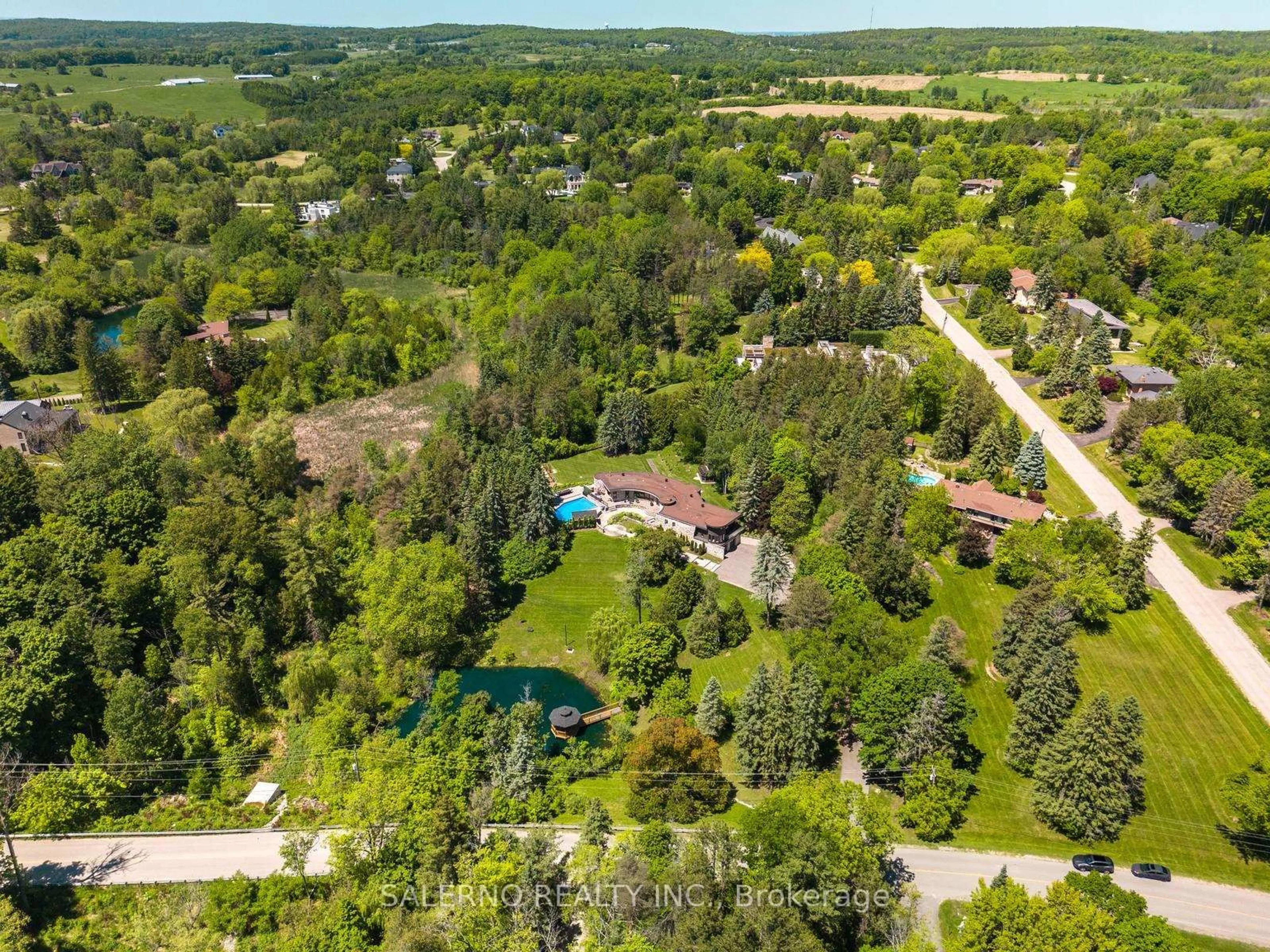 A pic from outside/outdoor area/front of a property/back of a property/a pic from drone, forest/trees view for 290 Kingscross Dr, King Ontario L7B 1K1