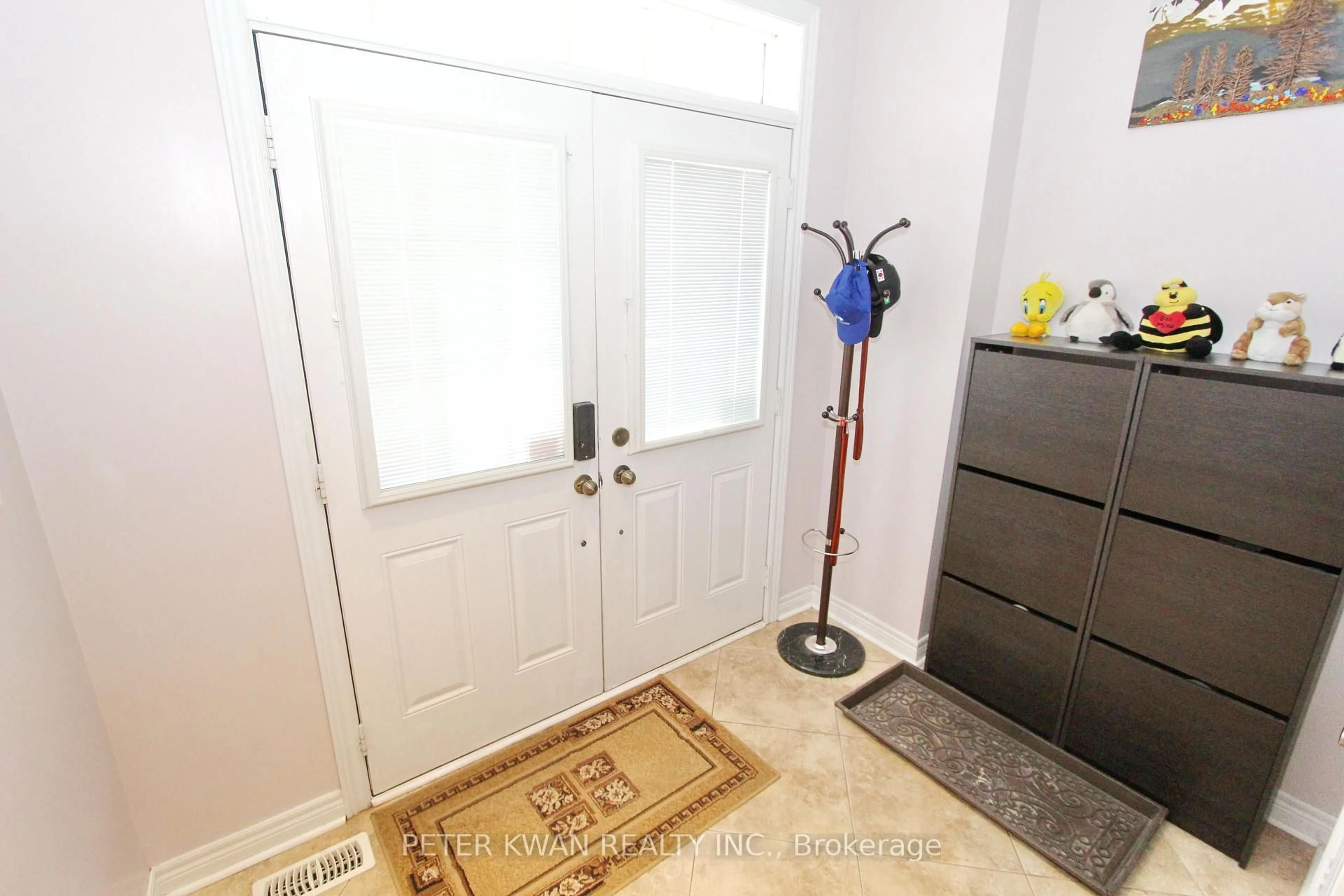 Indoor entryway for 121 Warbler Ave, Vaughan Ontario L6A 0X9