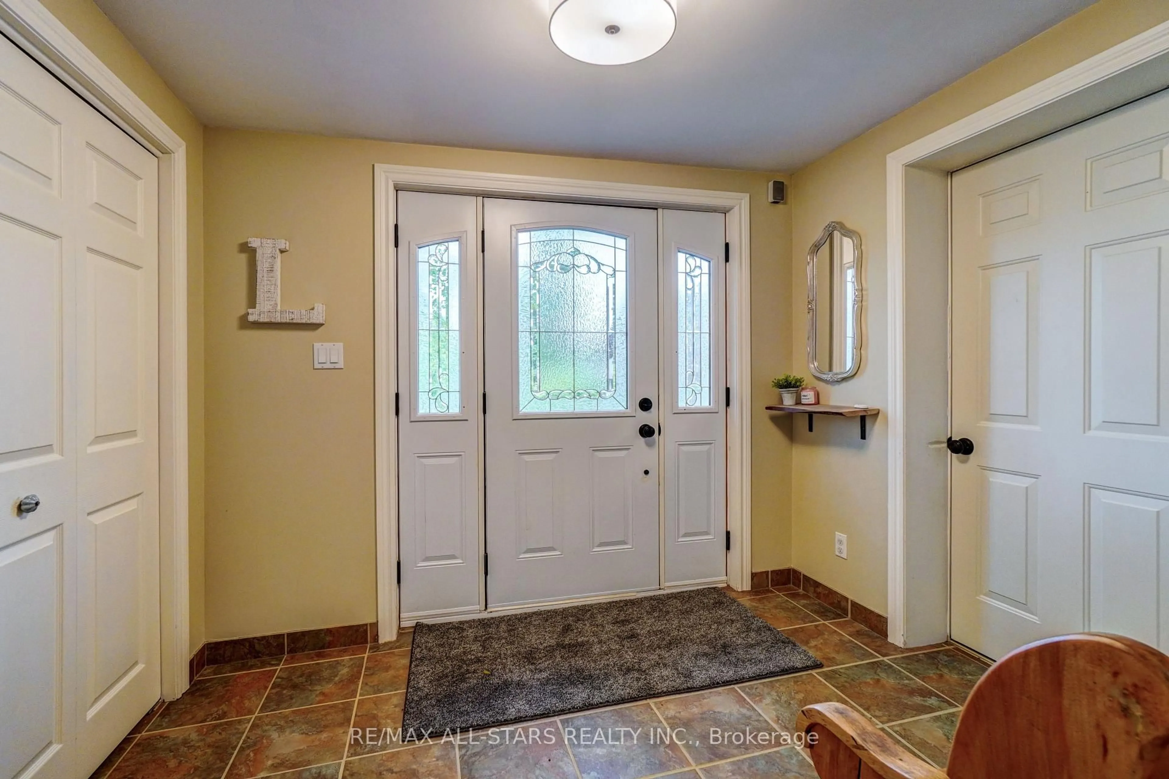 Indoor entryway for 6 Wilson St, Uxbridge Ontario L9P 1H8