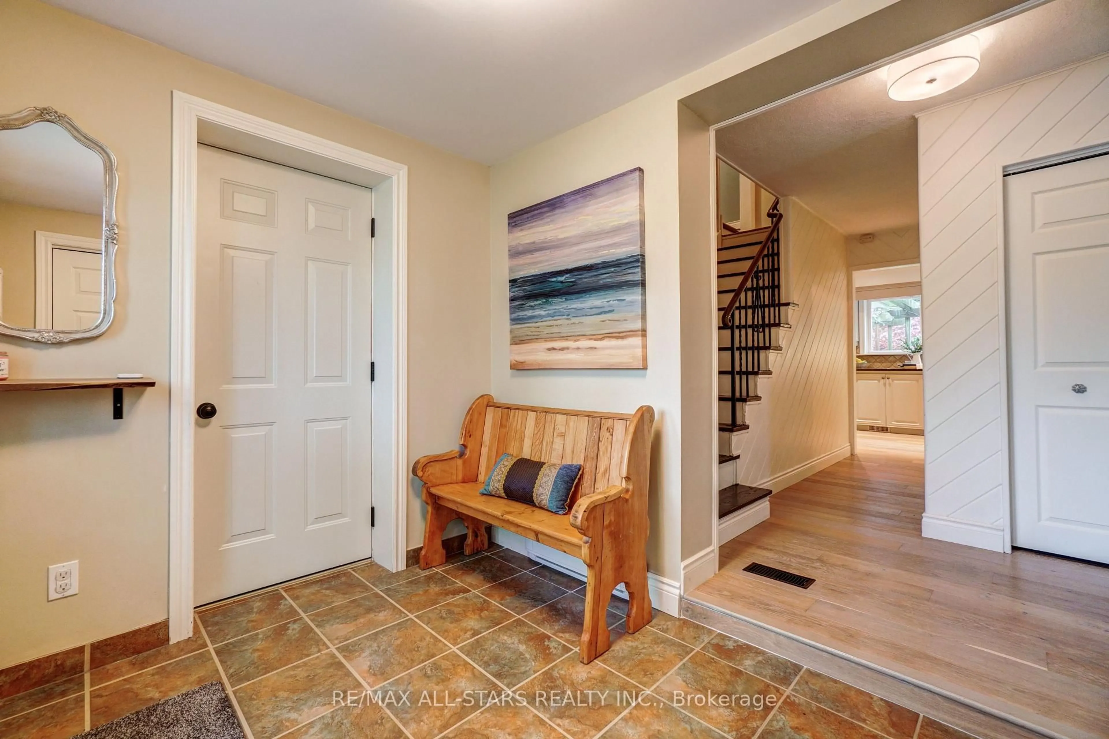 Indoor entryway for 6 Wilson St, Uxbridge Ontario L9P 1H8