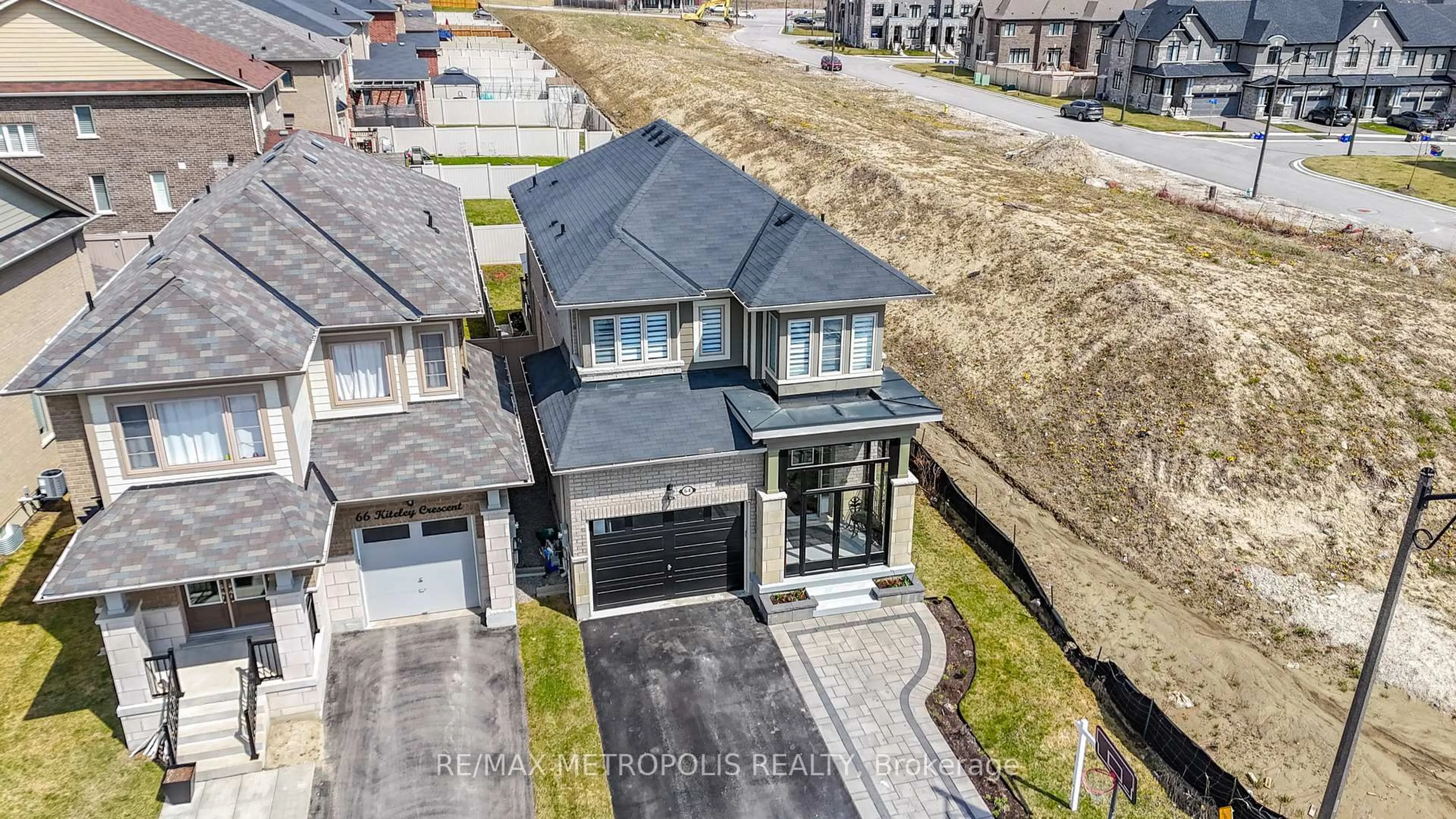 A pic from outside/outdoor area/front of a property/back of a property/a pic from drone, street for 64 Kiteley Cres, East Gwillimbury Ontario L9N 0L6