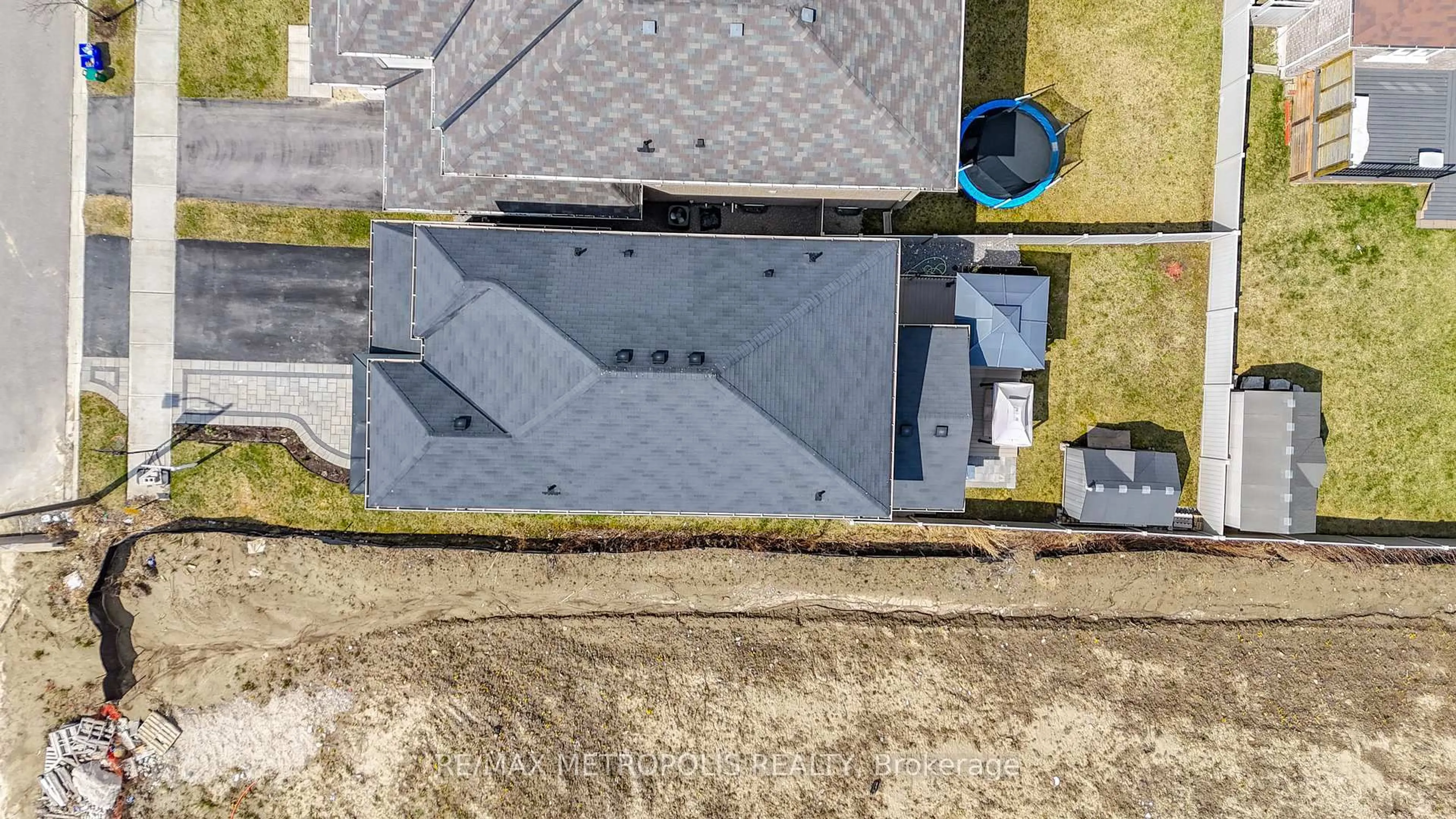 A pic from outside/outdoor area/front of a property/back of a property/a pic from drone, building for 64 Kiteley Cres, East Gwillimbury Ontario L9N 0L6
