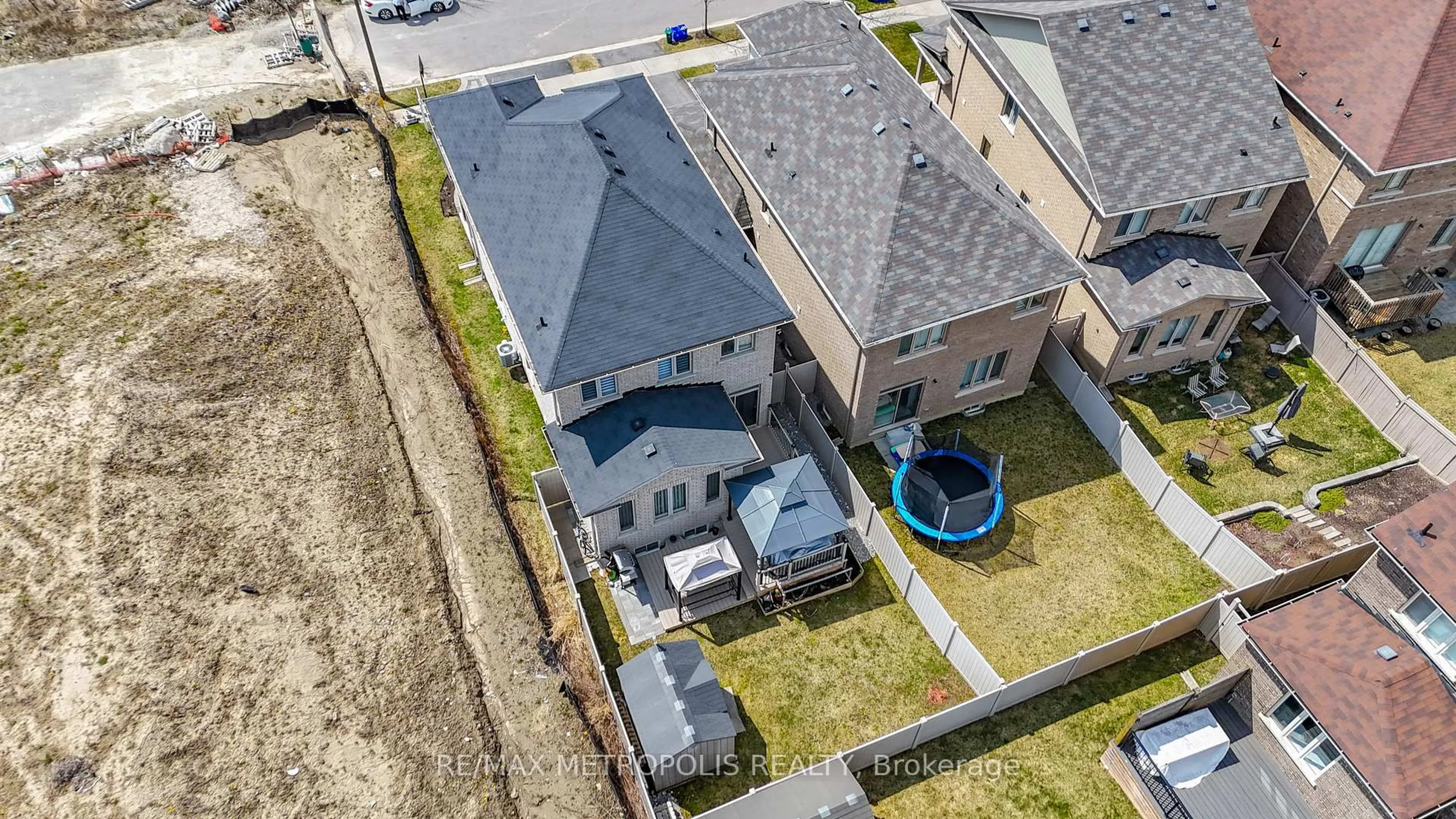 A pic from outside/outdoor area/front of a property/back of a property/a pic from drone, street for 64 Kiteley Cres, East Gwillimbury Ontario L9N 0L6