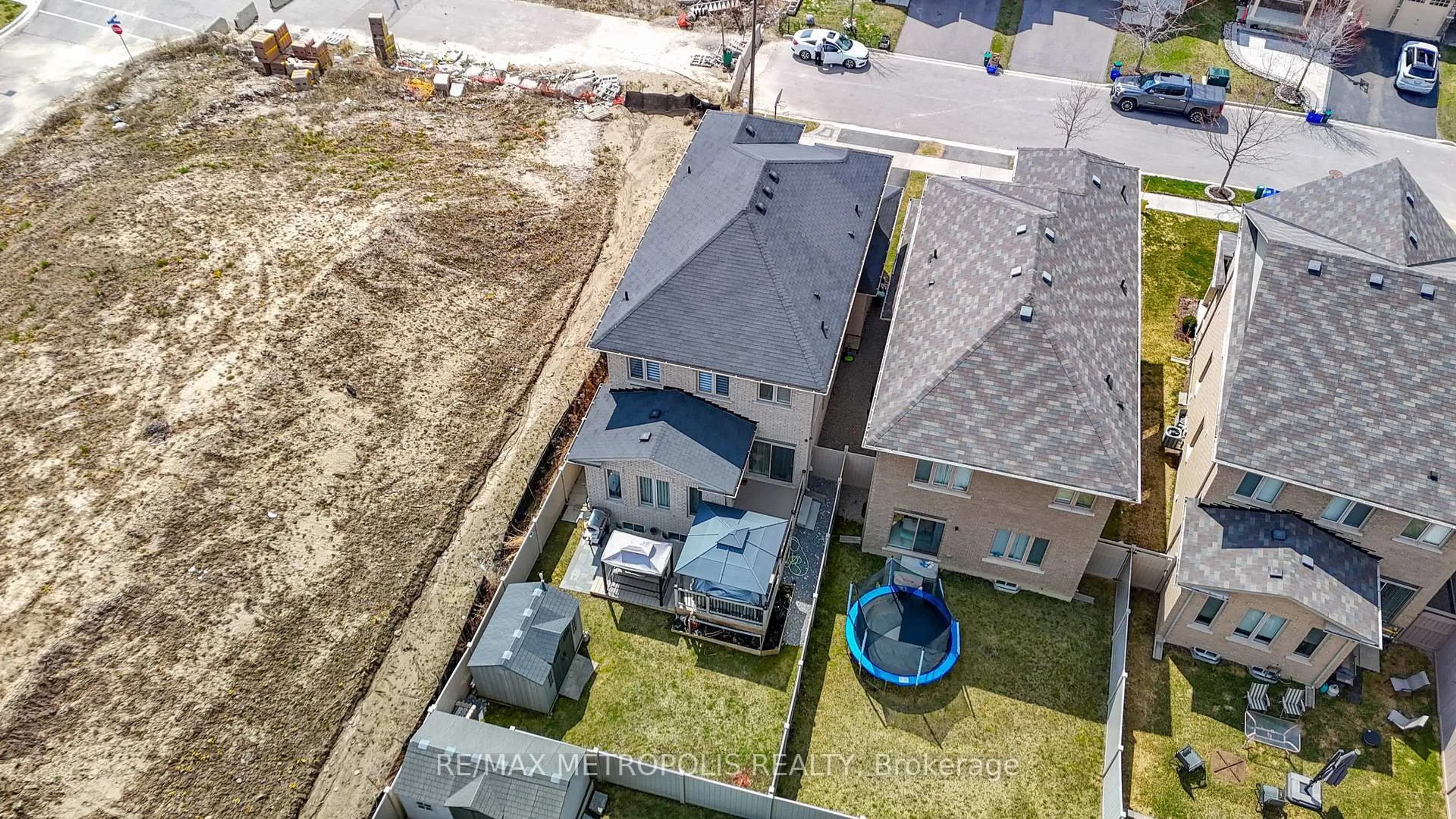 A pic from outside/outdoor area/front of a property/back of a property/a pic from drone, street for 64 Kiteley Cres, East Gwillimbury Ontario L9N 0L6