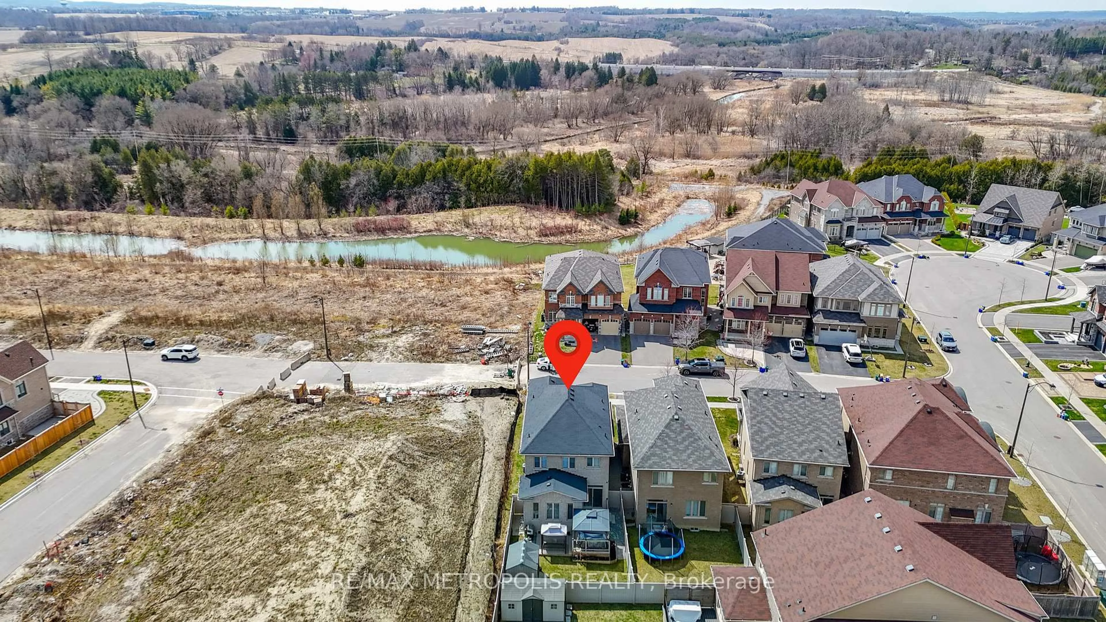 A pic from outside/outdoor area/front of a property/back of a property/a pic from drone, water/lake/river/ocean view for 64 Kiteley Cres, East Gwillimbury Ontario L9N 0L6