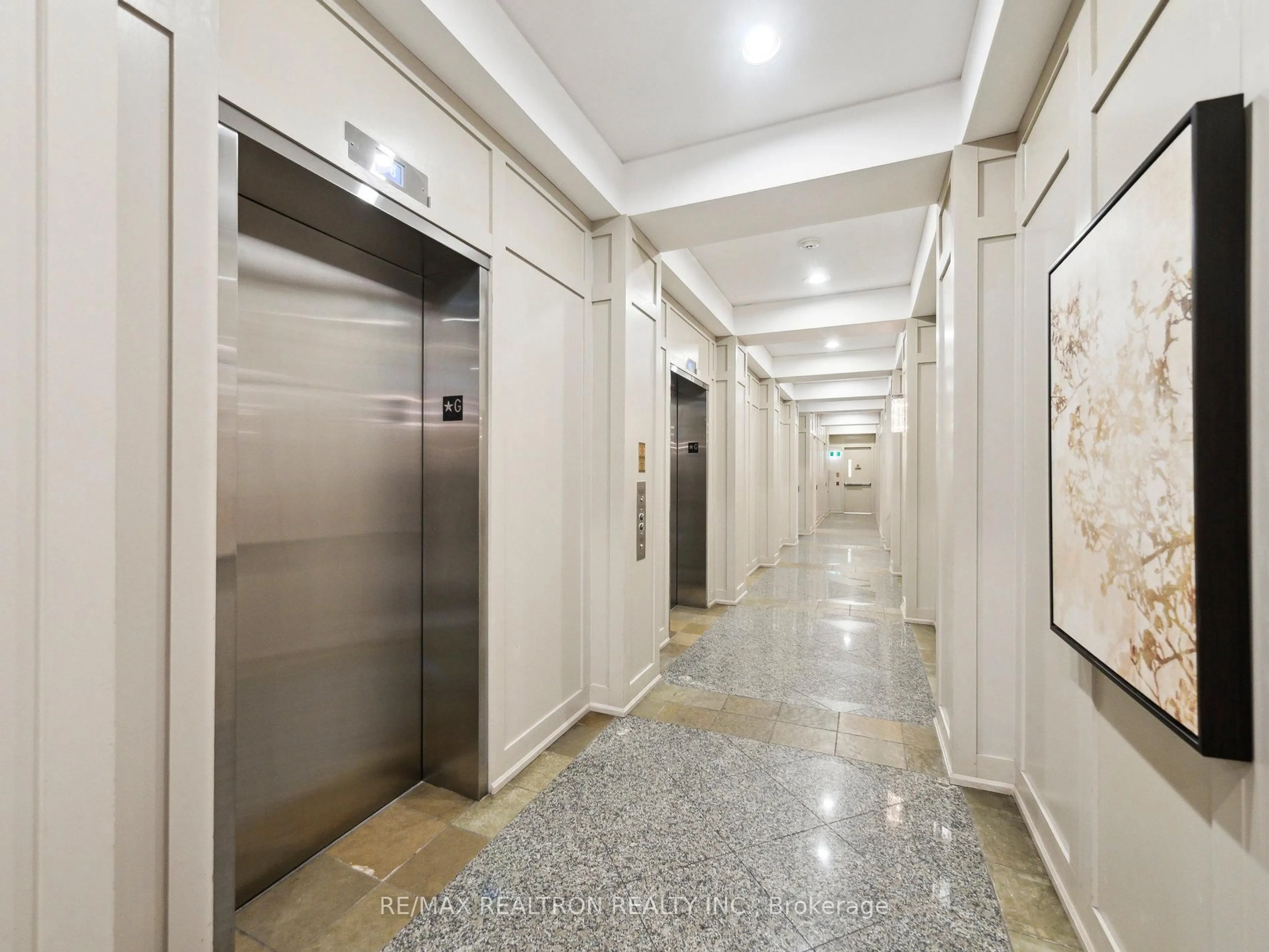 Indoor foyer for 9 Northern Hts Dr #613, Richmond Hill Ontario L4B 4M5