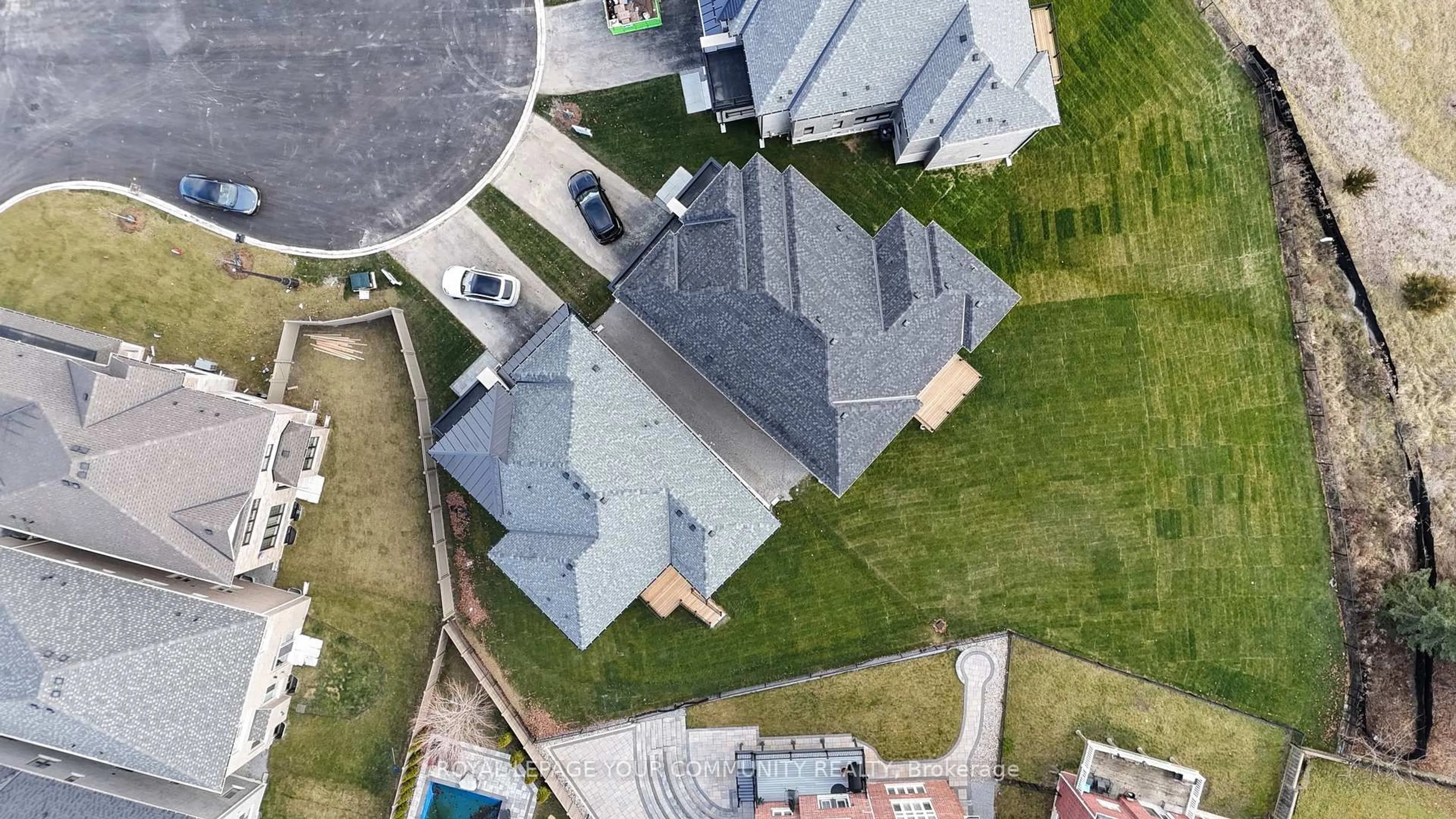 A pic from outside/outdoor area/front of a property/back of a property/a pic from drone, street for 6 Bunn Crt, Aurora Ontario L4G 0G6