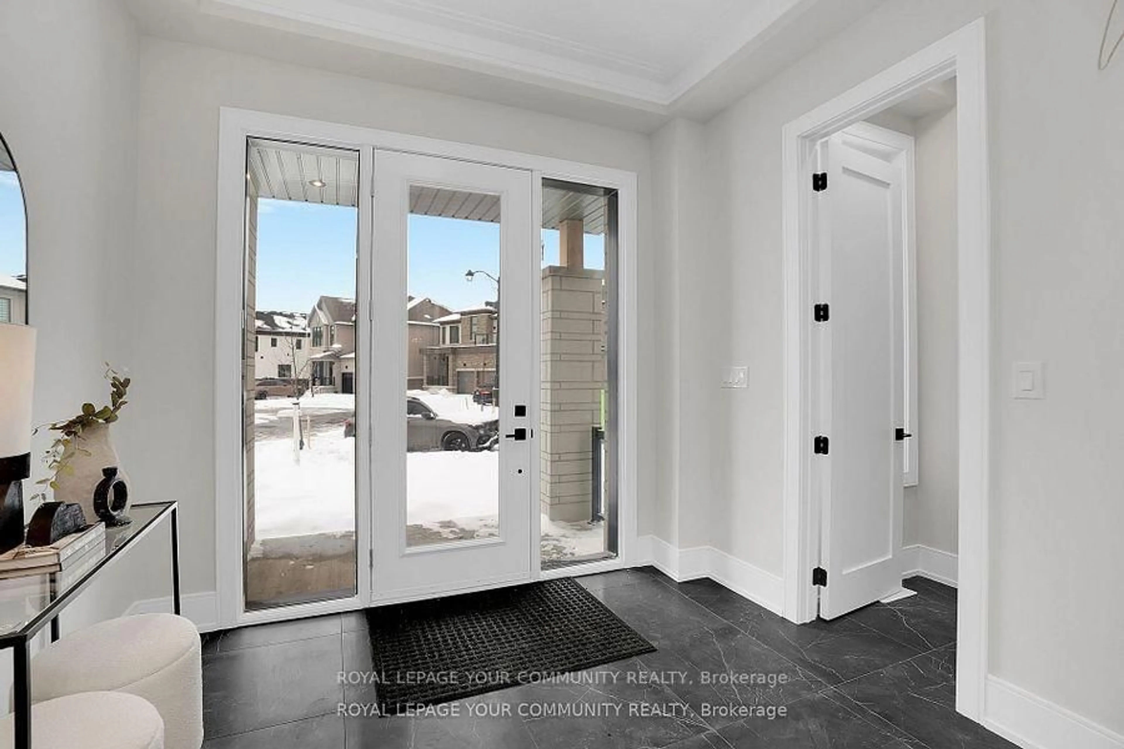 Indoor entryway for 6 Bunn Crt, Aurora Ontario L4G 0G6