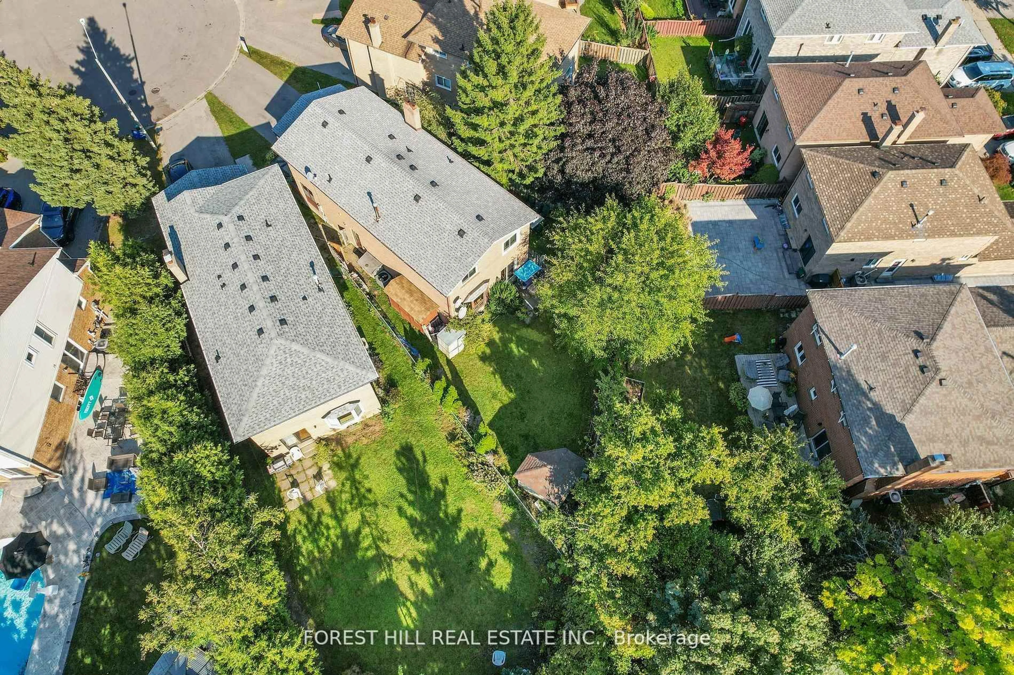 A pic from outside/outdoor area/front of a property/back of a property/a pic from drone, street for 15 Miles Crt, Richmond Hill Ontario L4C 5P7