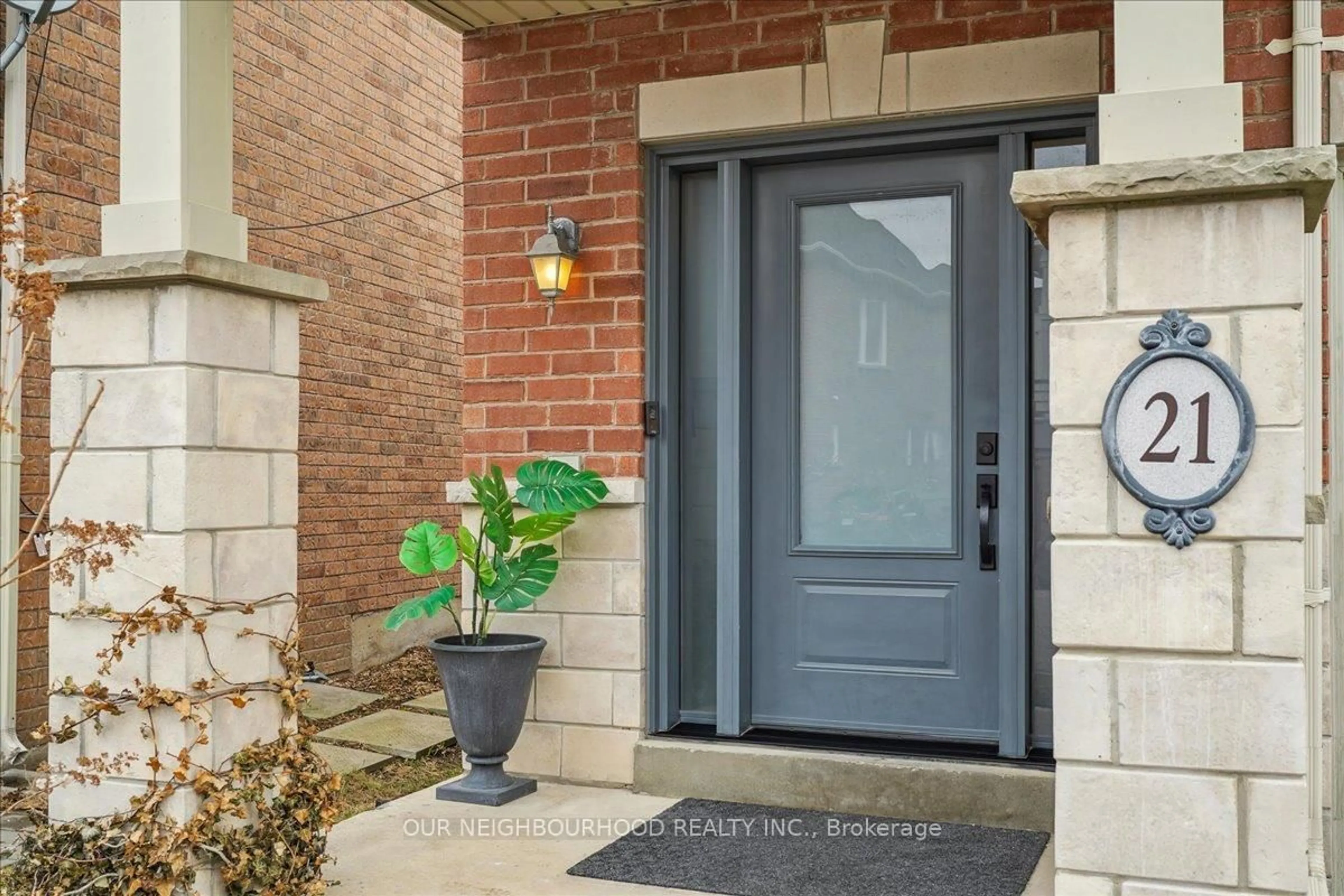 Indoor entryway for 21 Latitude Lane, Whitchurch-Stouffville Ontario L4A 0T1