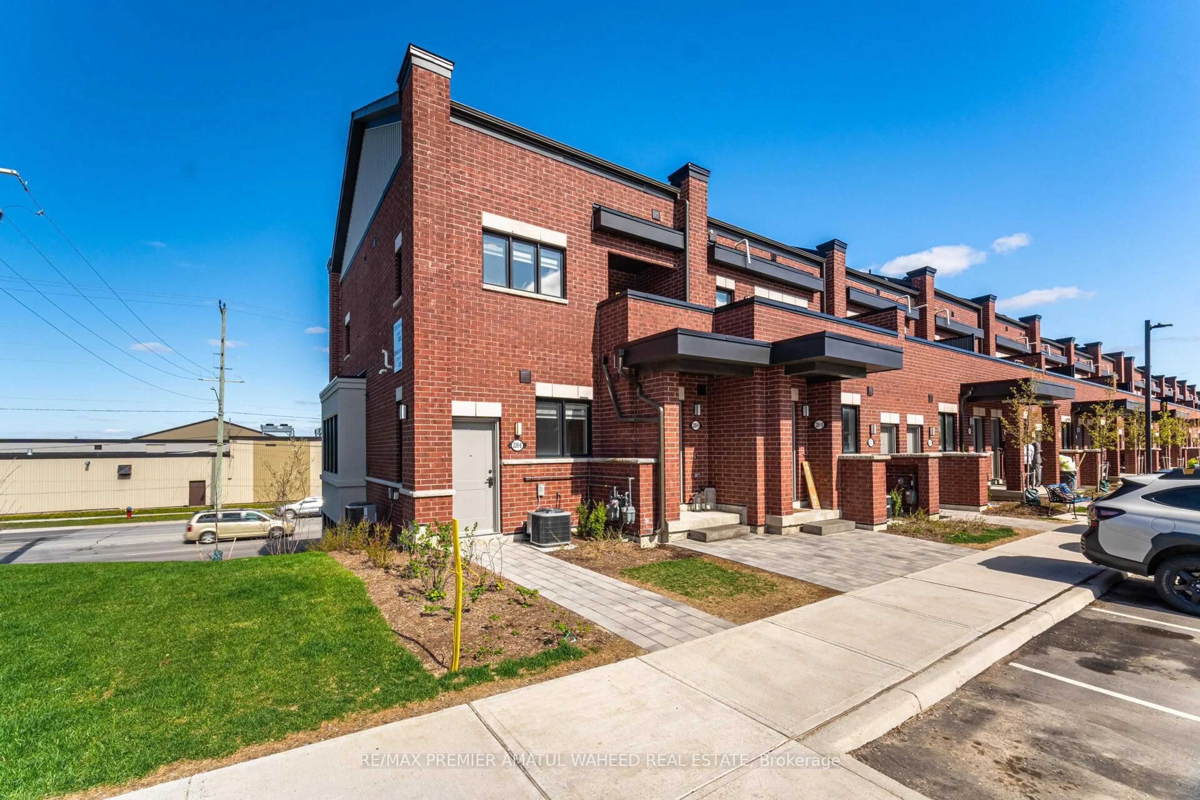 Home with brick exterior material, building for 220 Dissette St #9, Bradford West Gwillimbury Ontario L3Z 3G8